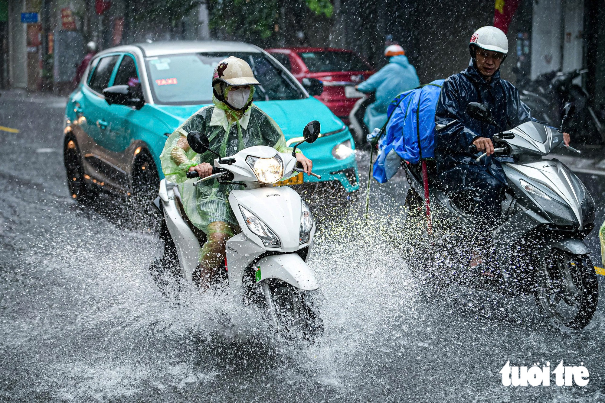 Đường phố Hà Nội ùn tắc nghiêm trọng do mưa lớn sáng 19 - 7 khiến nhiều người muộn làm - Ảnh 19.