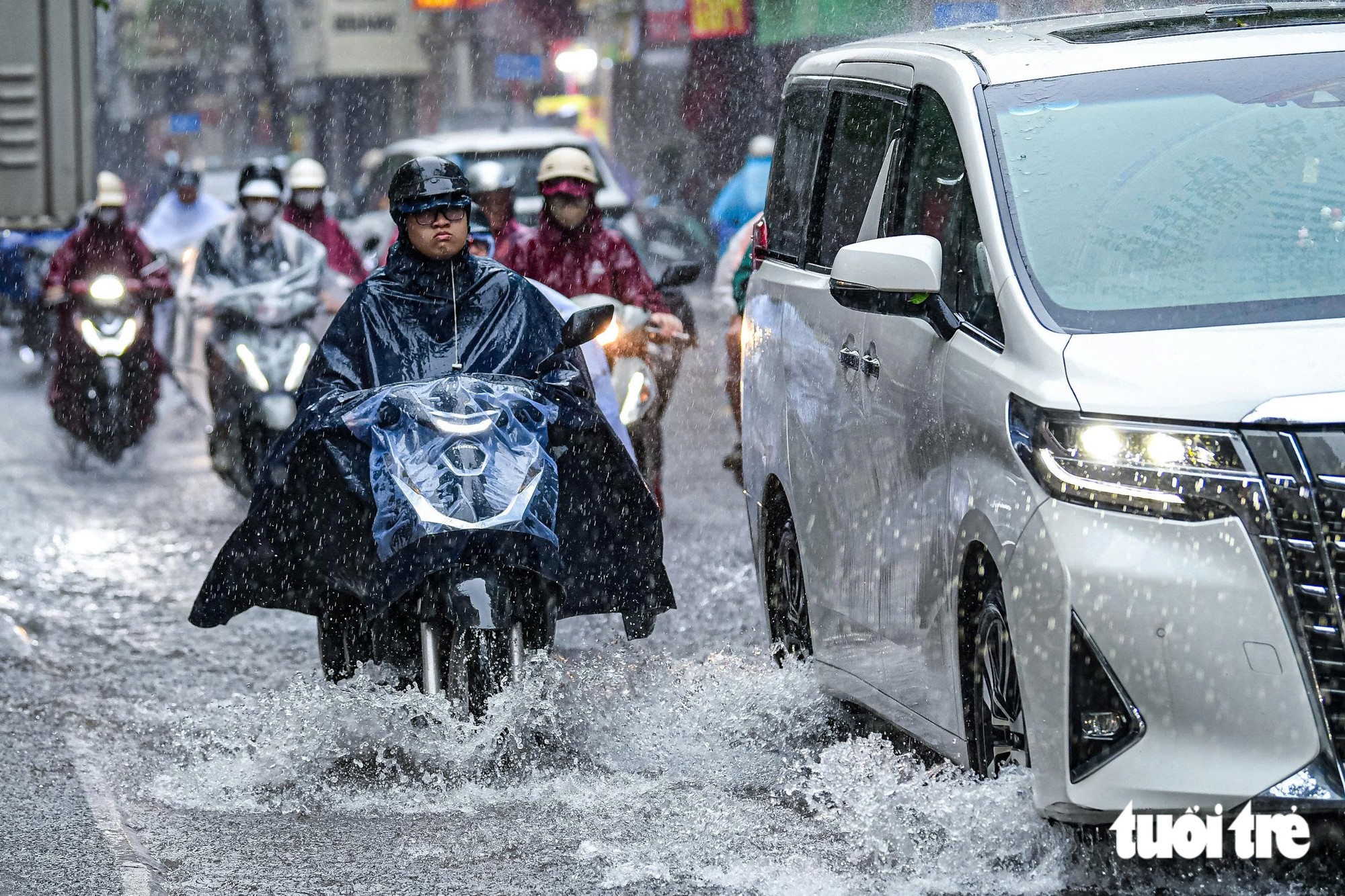 Đường phố Hà Nội ùn tắc nghiêm trọng do mưa lớn sáng 19 - 7 khiến nhiều người muộn làm - Ảnh 20.