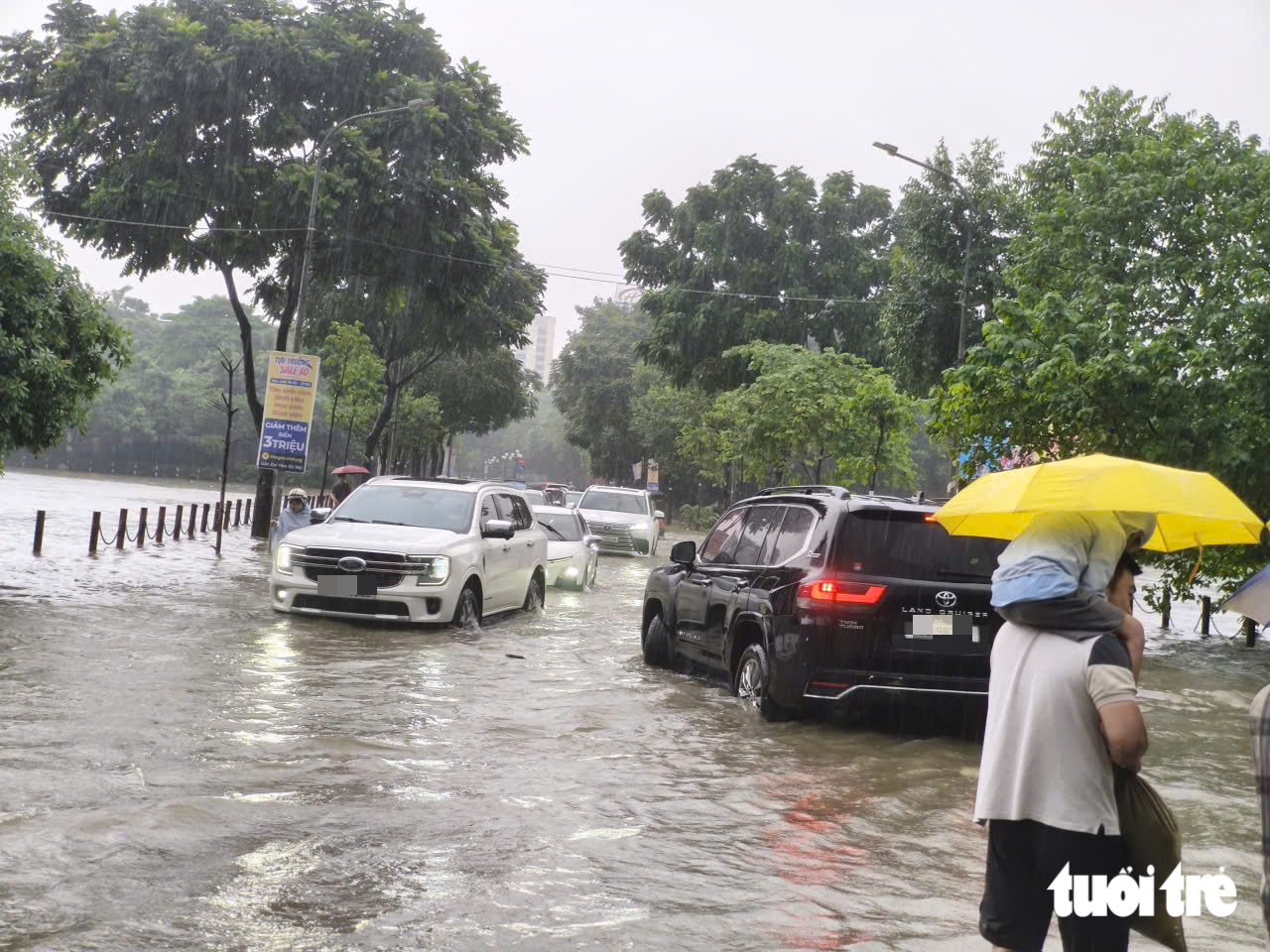 Đường phố Hà Nội ùn tắc nghiêm trọng do mưa lớn sáng 19 - 7 khiến nhiều người muộn làm - Ảnh 12.