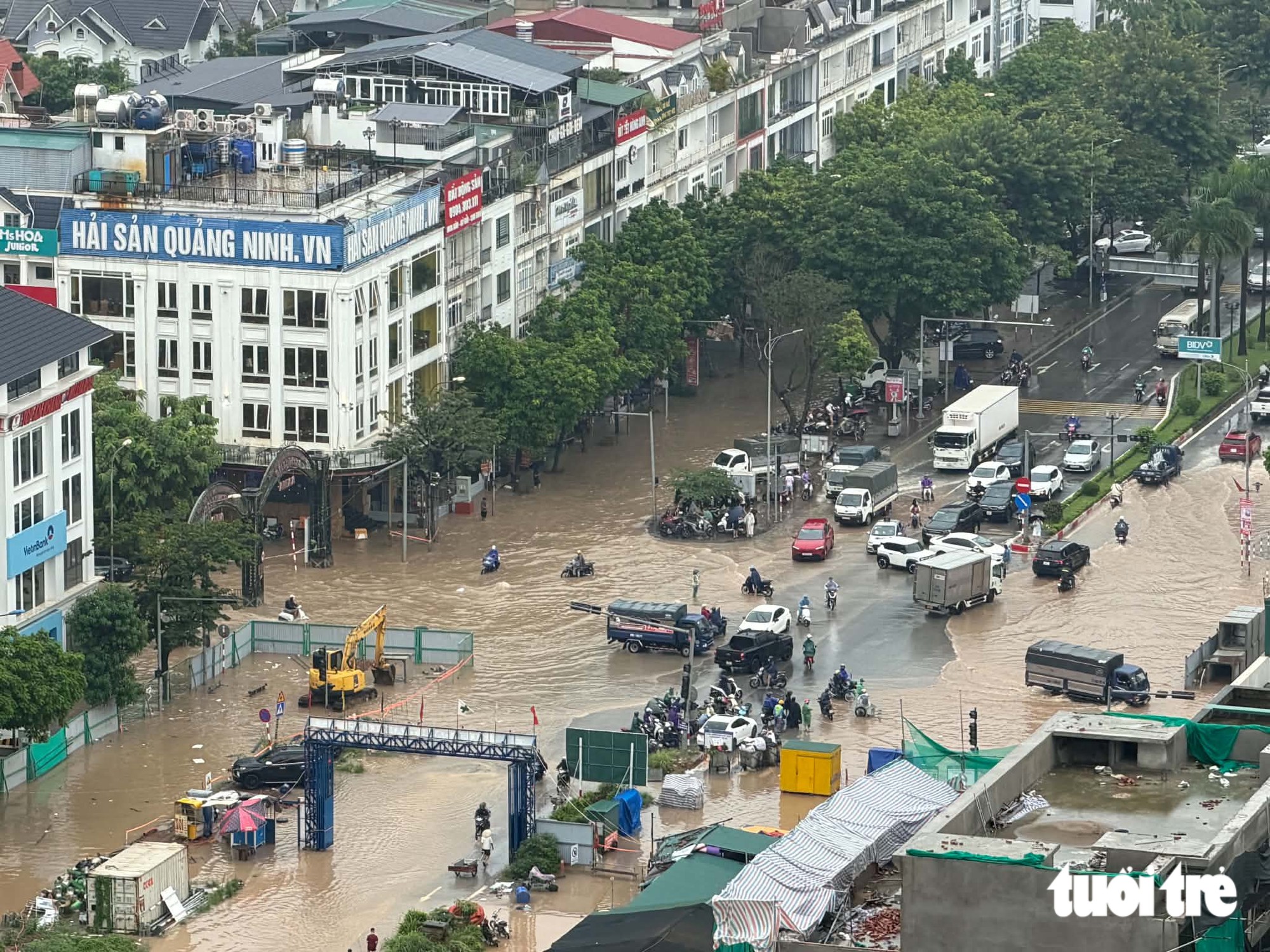 Đường phố Hà Nội ùn tắc nghiêm trọng do mưa lớn sáng 19 - 7 khiến nhiều người muộn làm - Ảnh 10.