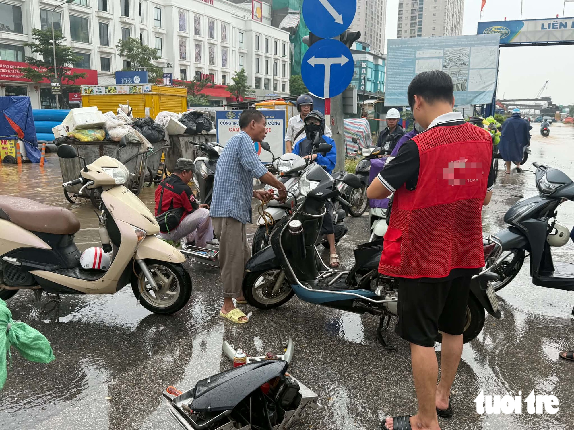 Đường phố Hà Nội ùn tắc, ngập sâu, gần 9h sáng nhiều người vẫn chưa tới được chỗ làm - Ảnh 1.