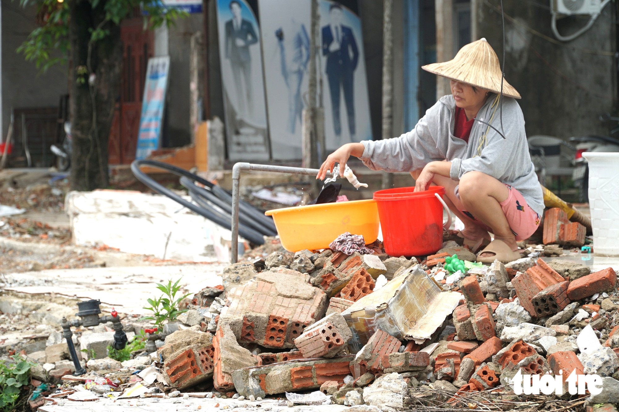 Quốc lộ 14B qua Đà Nẵng vẫn ngổn ngang, mịt mù dù sắp hết hạn bàn giao - Ảnh 4.