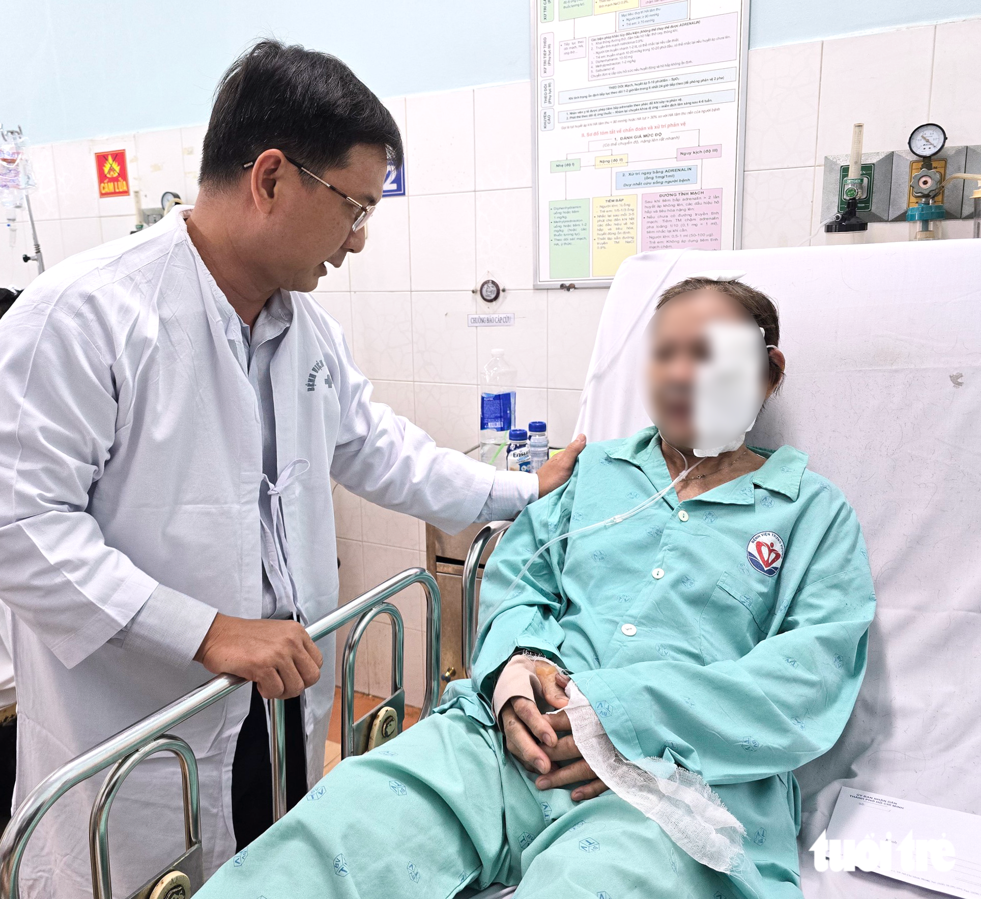 Phó chủ tịch Nguyễn Mạnh Cường thăm hỏi 5 nạn nhân vụ cháy nhà ở phường Chợ Lớn - Ảnh 2.