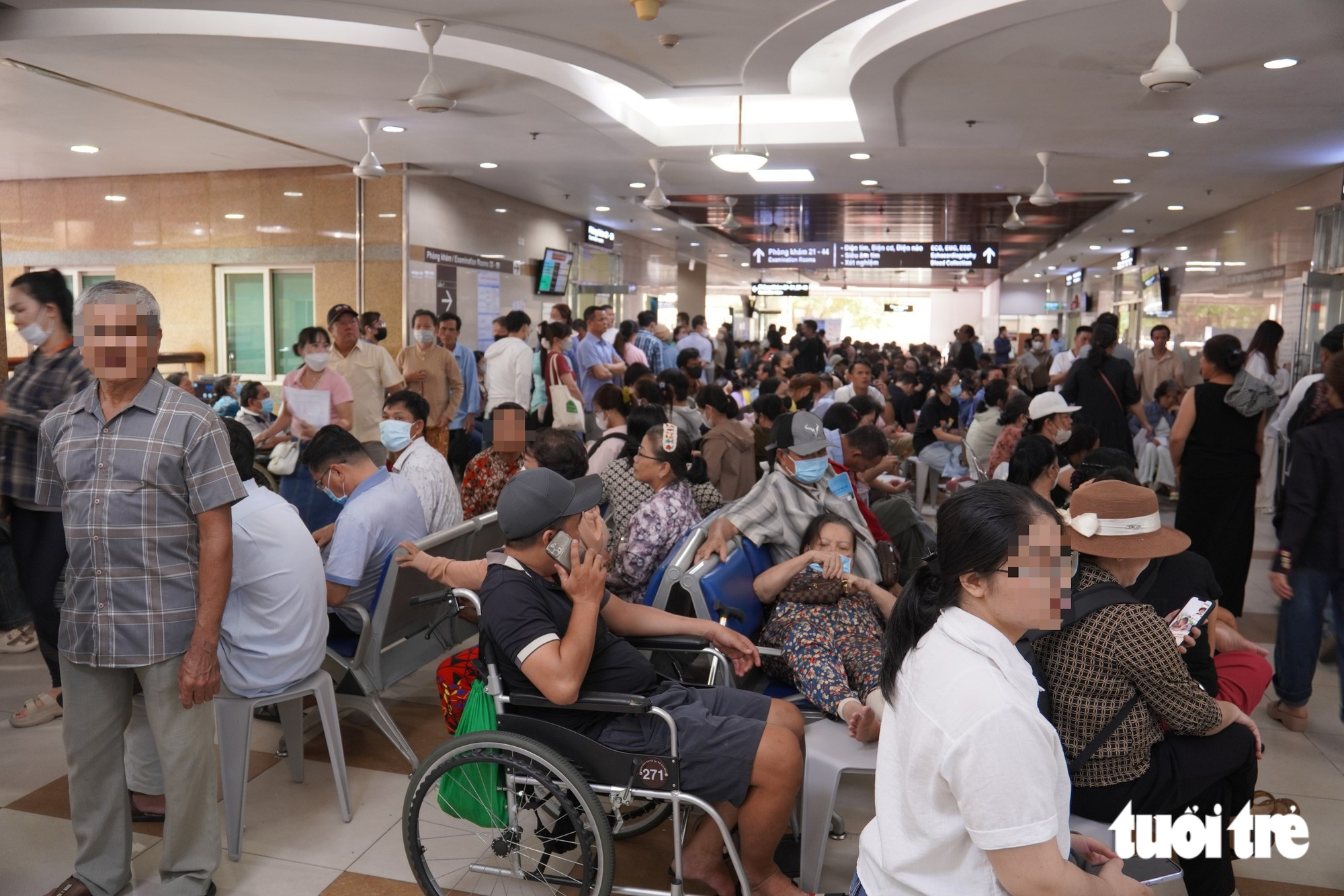 Vì sao ‘biển người’ vẫn ùn ùn đổ về Chợ Rẫy, Ung bướu, Y Dược...? - Ảnh 1.
