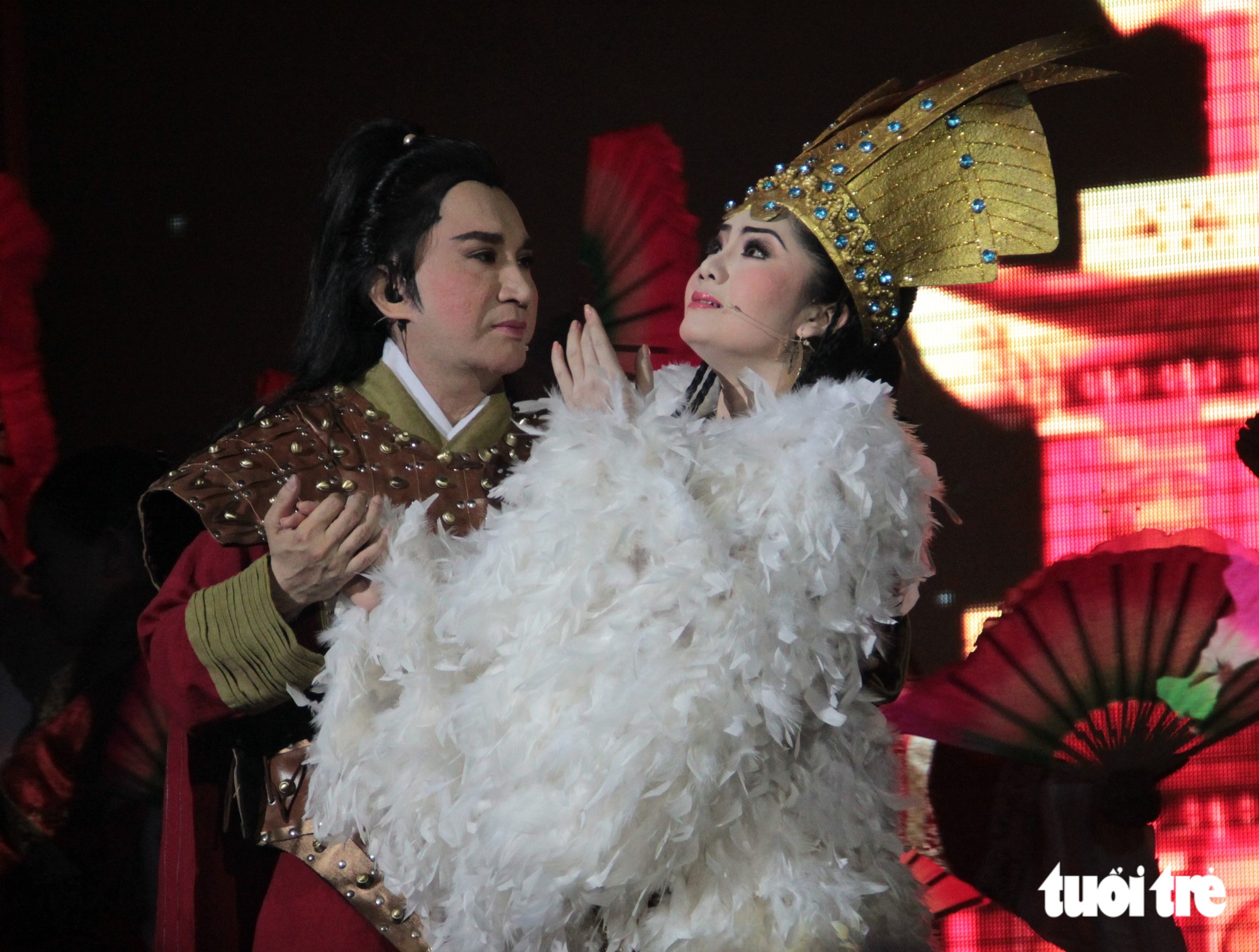 Hoa Hạ nhớ vị giám đốc ‘chịu chơi’ để có cải lương hoành tráng Kim Vân Kiều, Chiếc áo thiên nga - Ảnh 1.
