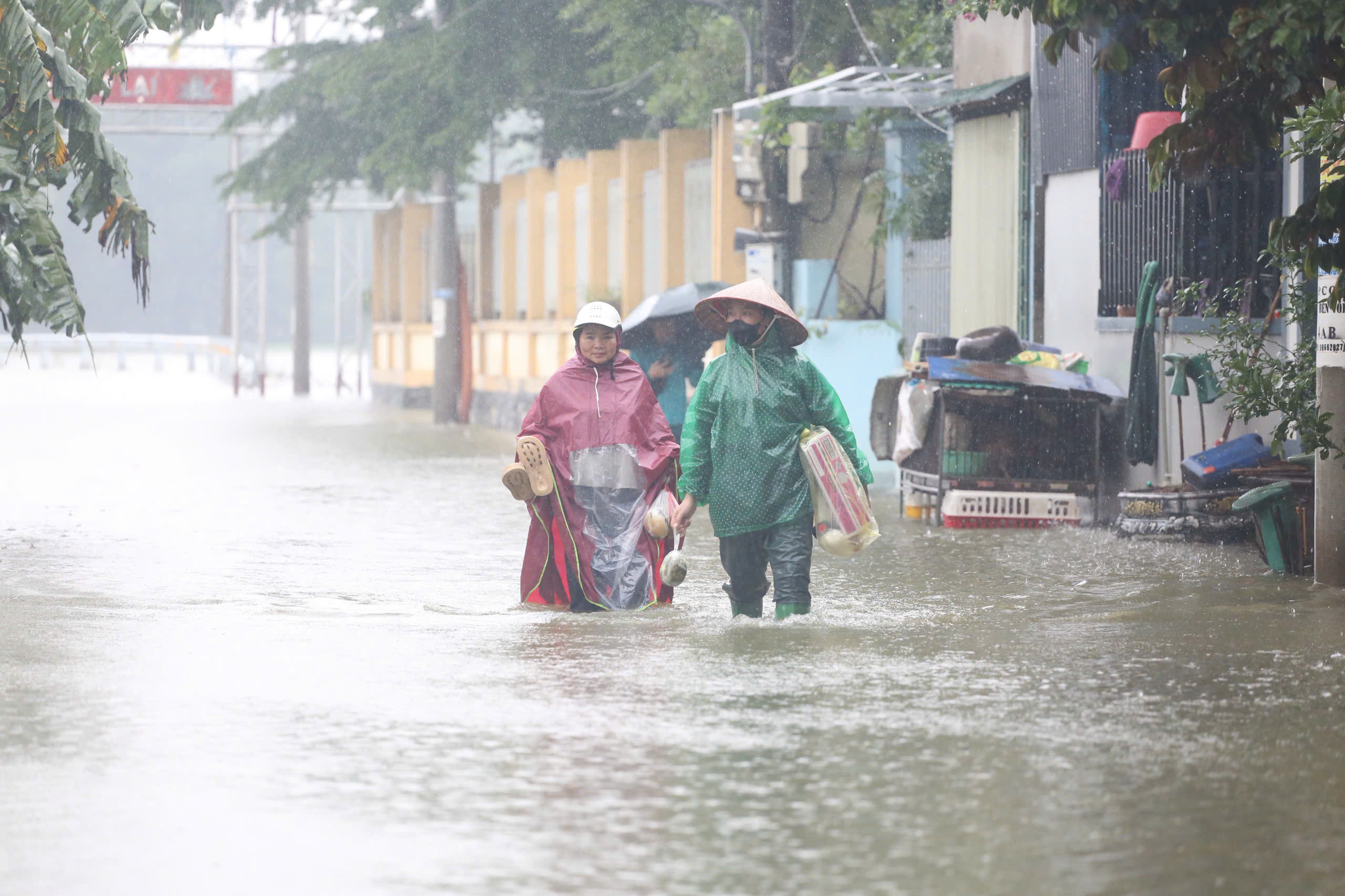 3 người chết, hơn 16.000 nhà dân Hà Nội, Ninh Bình, Thanh Hóa, Phú Thọ ngập trong lũ - Ảnh 7.
