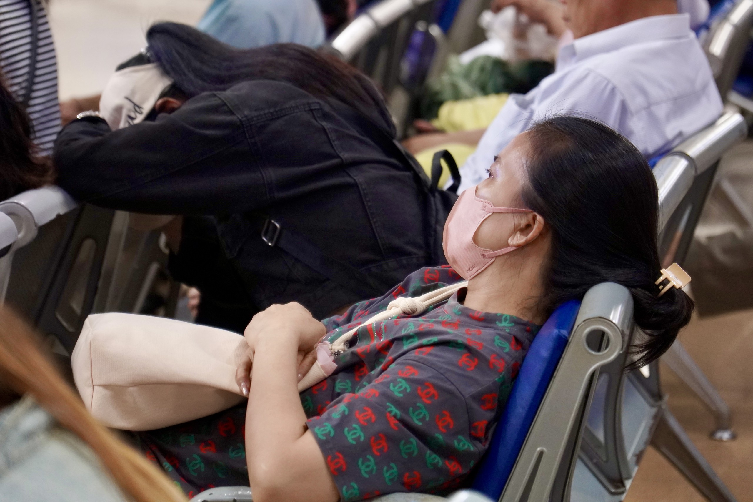 Từ 10.000 lượt khám/ngày tại Bệnh viện Chợ Rẫy: Vì sao người bệnh đổ dồn về tuyến cuối - Ảnh 1.