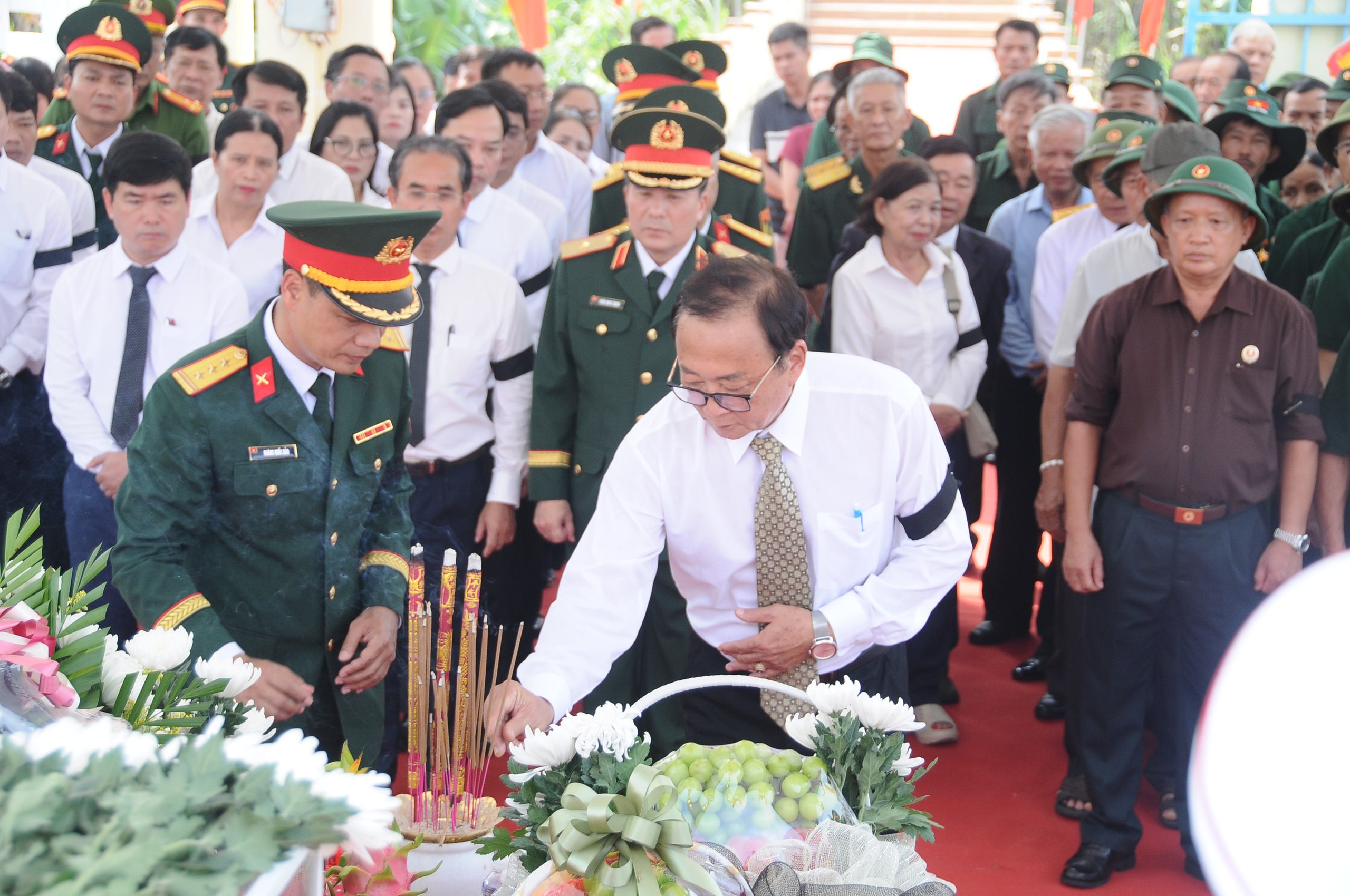 Thiêng liêng lễ an táng 17 liệt sĩ Sư đoàn 2 : Máu đào các anh thấm sâu vào lòng đất, cho Tổ quốc được nở hoa - Ảnh 2.