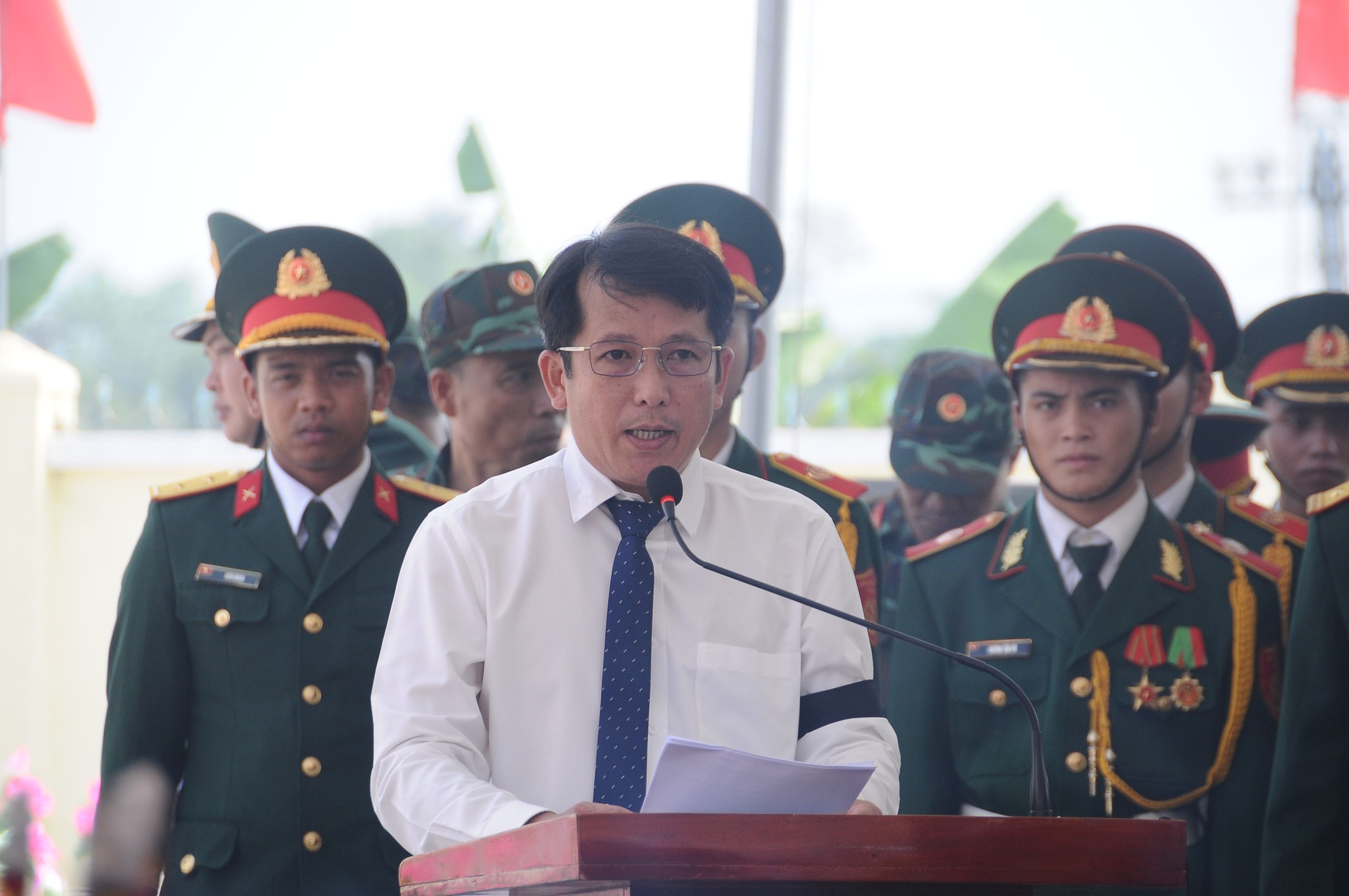 Thiêng liêng lễ an táng 17 liệt sĩ Sư đoàn 2 : Máu đào các anh thấm sâu vào lòng đất, cho Tổ quốc được nở hoa - Ảnh 3.