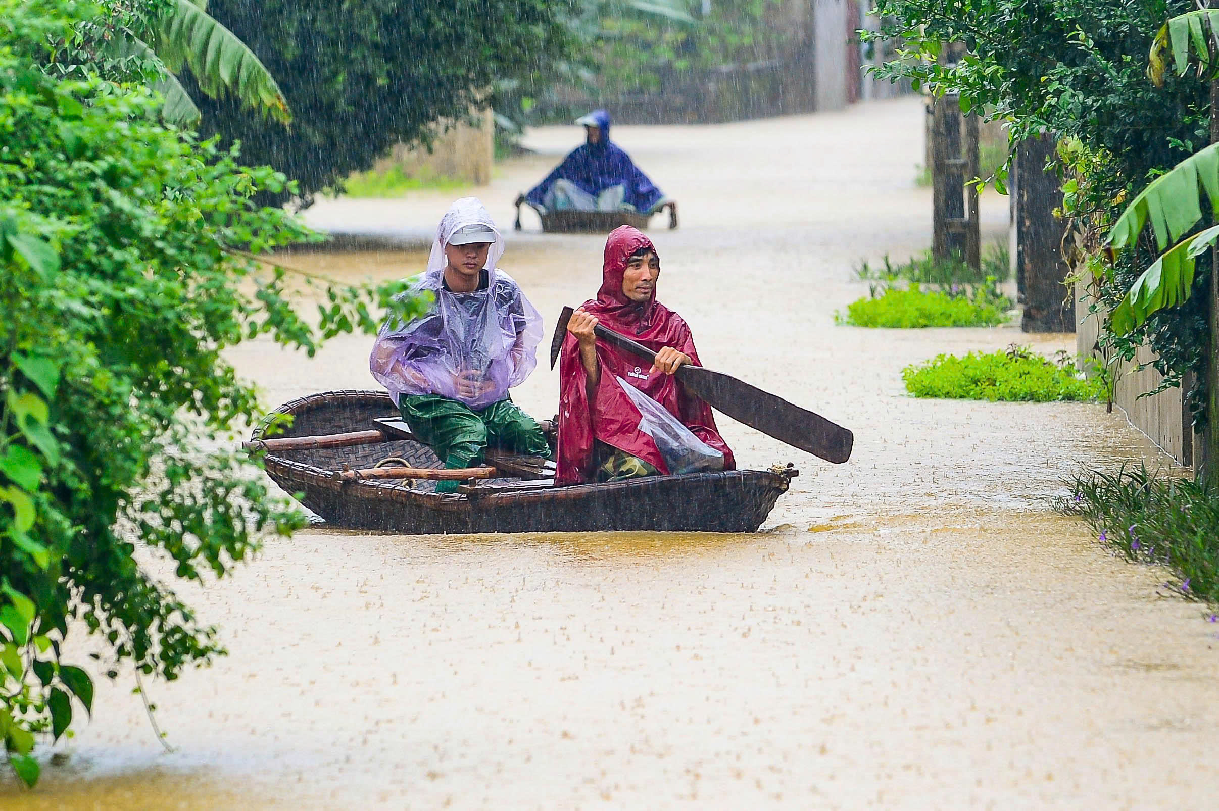3 người chết, hơn 16.000 nhà dân Hà Nội, Ninh Bình, Thanh Hóa, Phú Thọ ngập trong lũ - Ảnh 2.