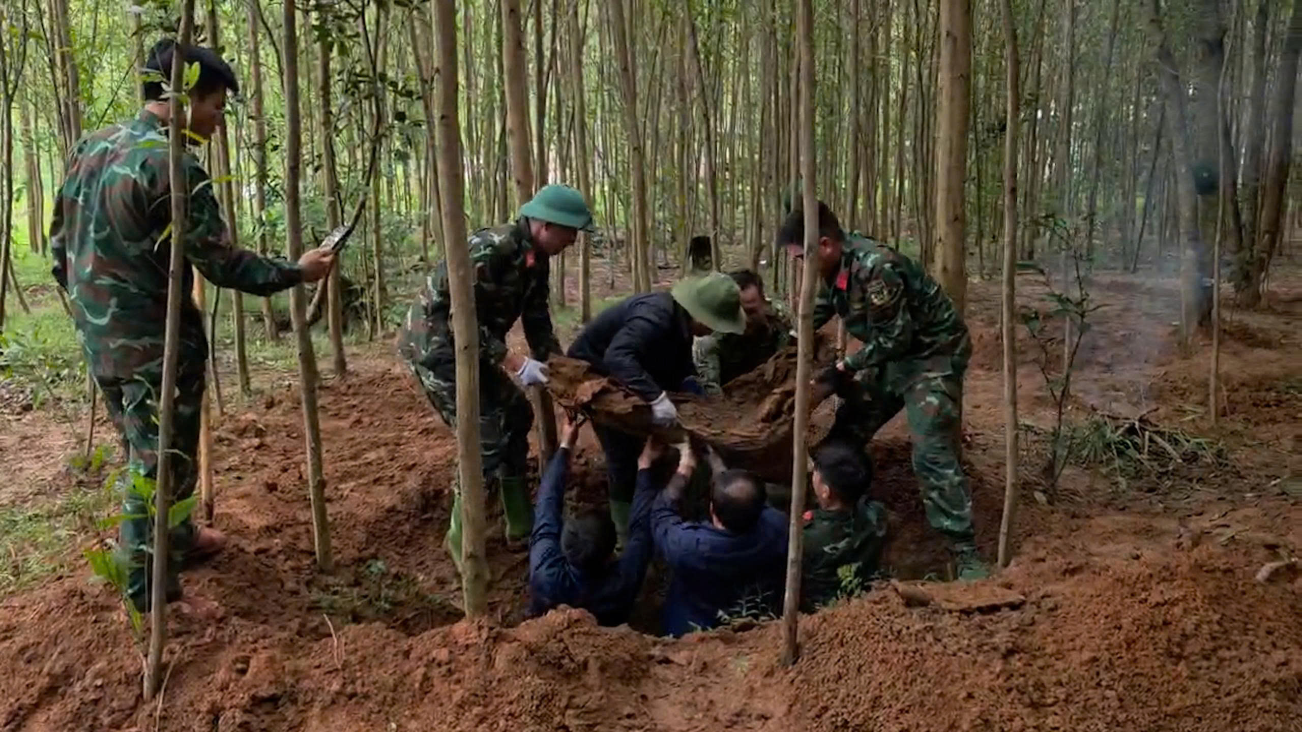 Phát hiện các hố đất sụt lún thành ô theo hàng ở Bãi Dinh, tìm được thêm 1 hài cốt liệt sĩ - Ảnh 2.