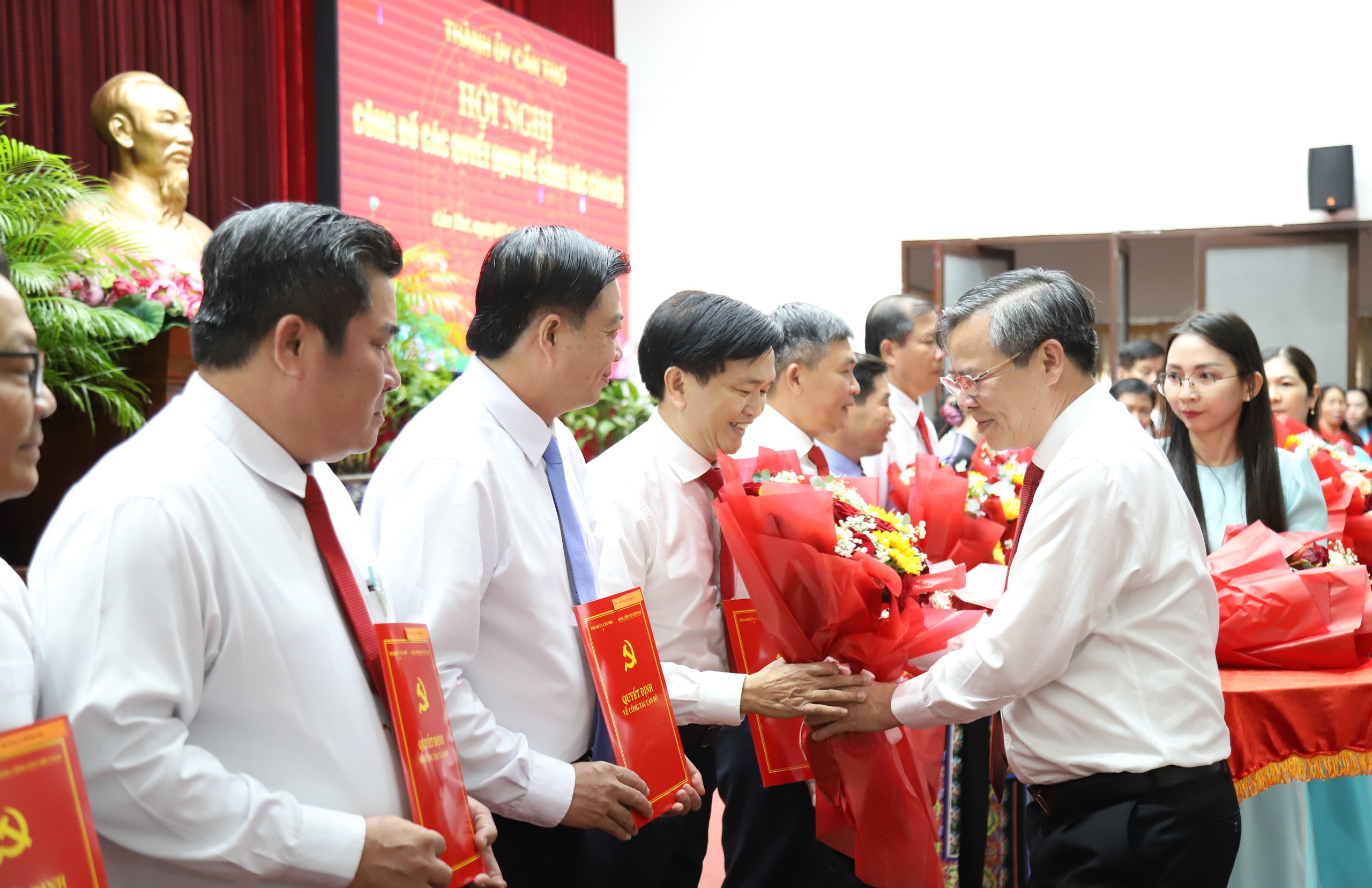 Chuyển mạnh tư duy ‘quản lý’ sang ‘phục vụ’, đưa Cần Thơ trở thành thành phố đáng sống - Ảnh 4.