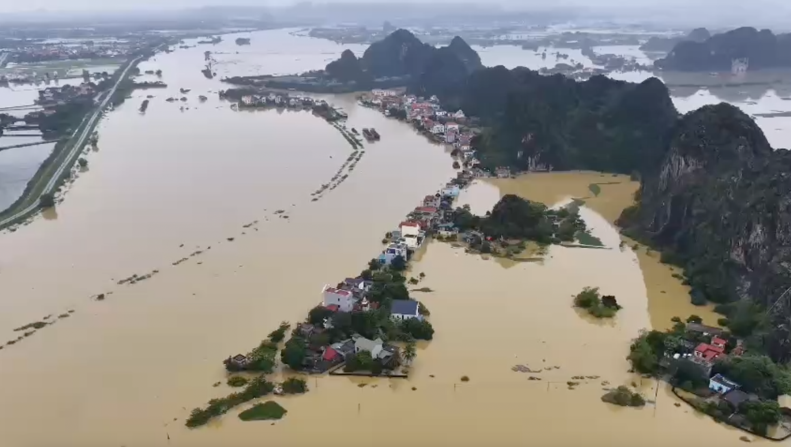 3 người chết, hơn 16.000 nhà dân Hà Nội, Ninh Bình, Thanh Hóa, Phú Thọ ngập trong lũ - Ảnh 12.