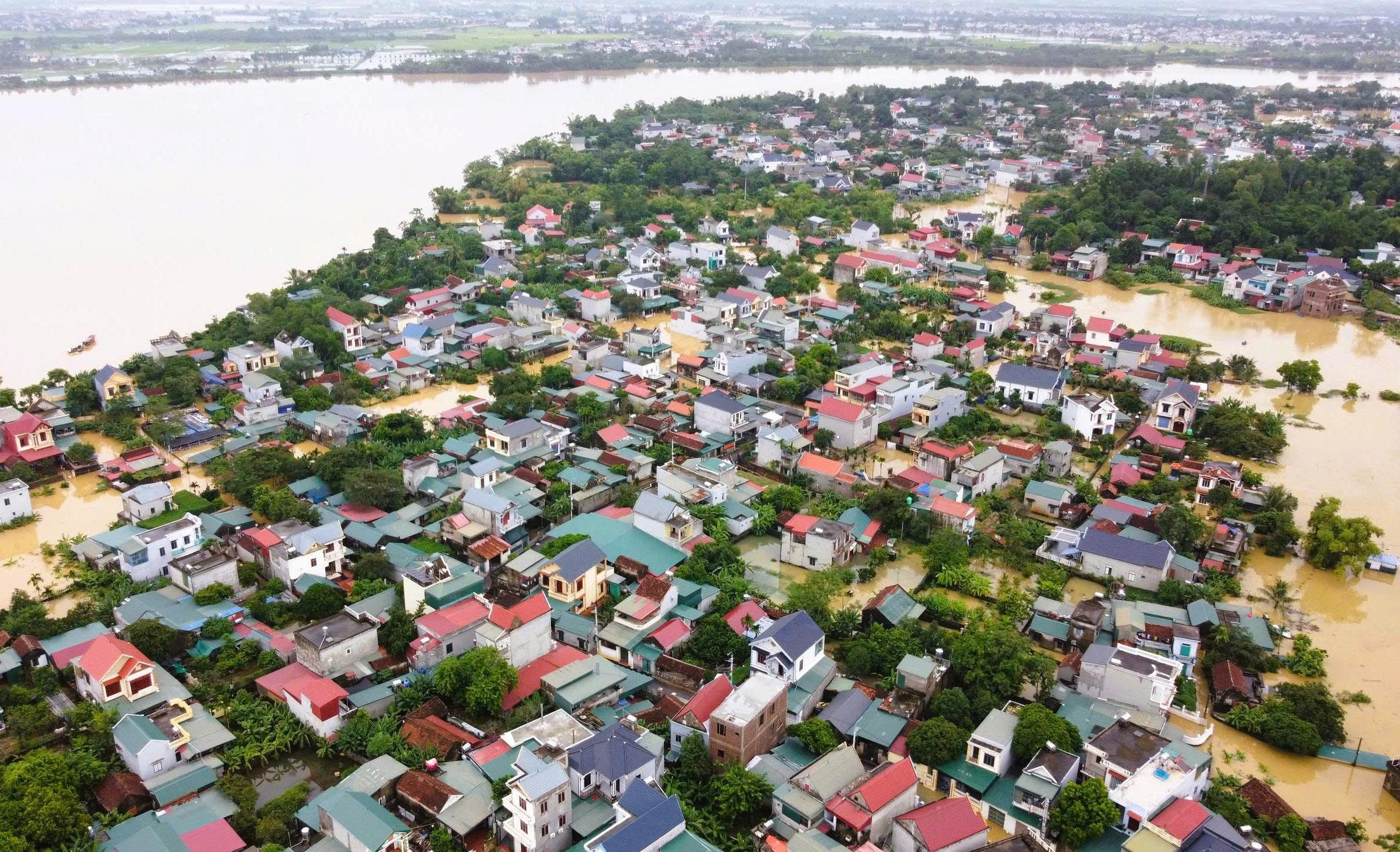 3 người chết, hơn 16.000 nhà dân Hà Nội, Ninh Bình, Thanh Hóa, Phú Thọ ngập trong lũ - Ảnh 1.