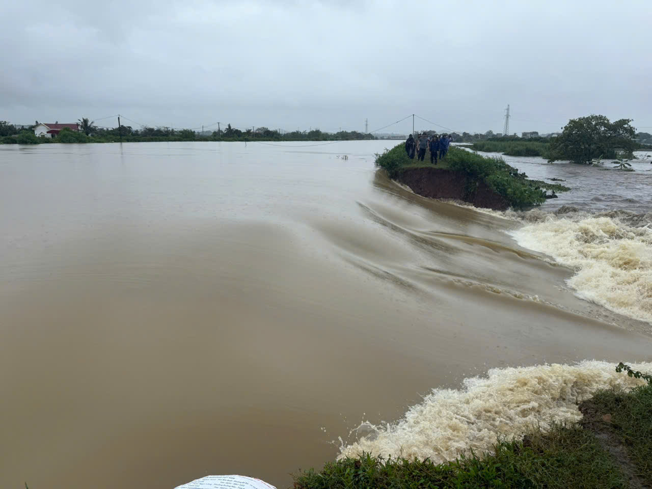 Mưa lũ hoành hành ở Hà Nội, Ninh Bình, Thanh Hóa, Phú Thọ - Ảnh 4.