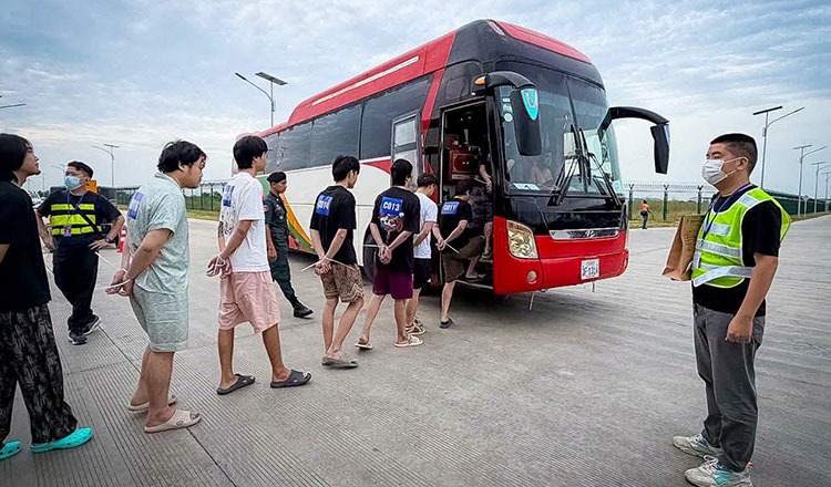 Campuchia trục xuất 72.000 người, cấm cờ bạc trực tuyến vĩnh viễn - Ảnh 1.