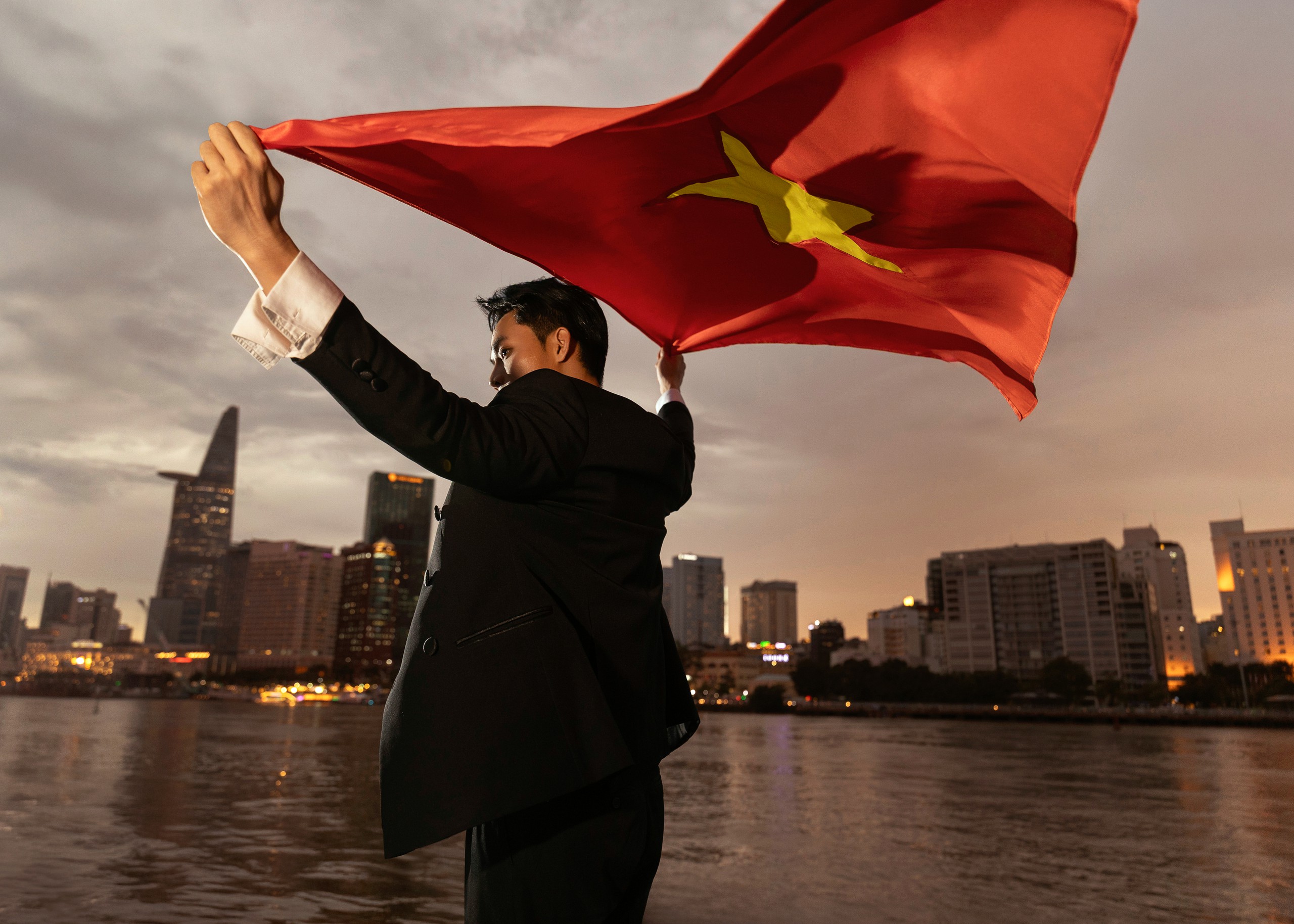 Vũ Linh mang chuyện miền Tây qua kẹo dừa, bánh tráng ra Mister International 2026 - Ảnh 1.