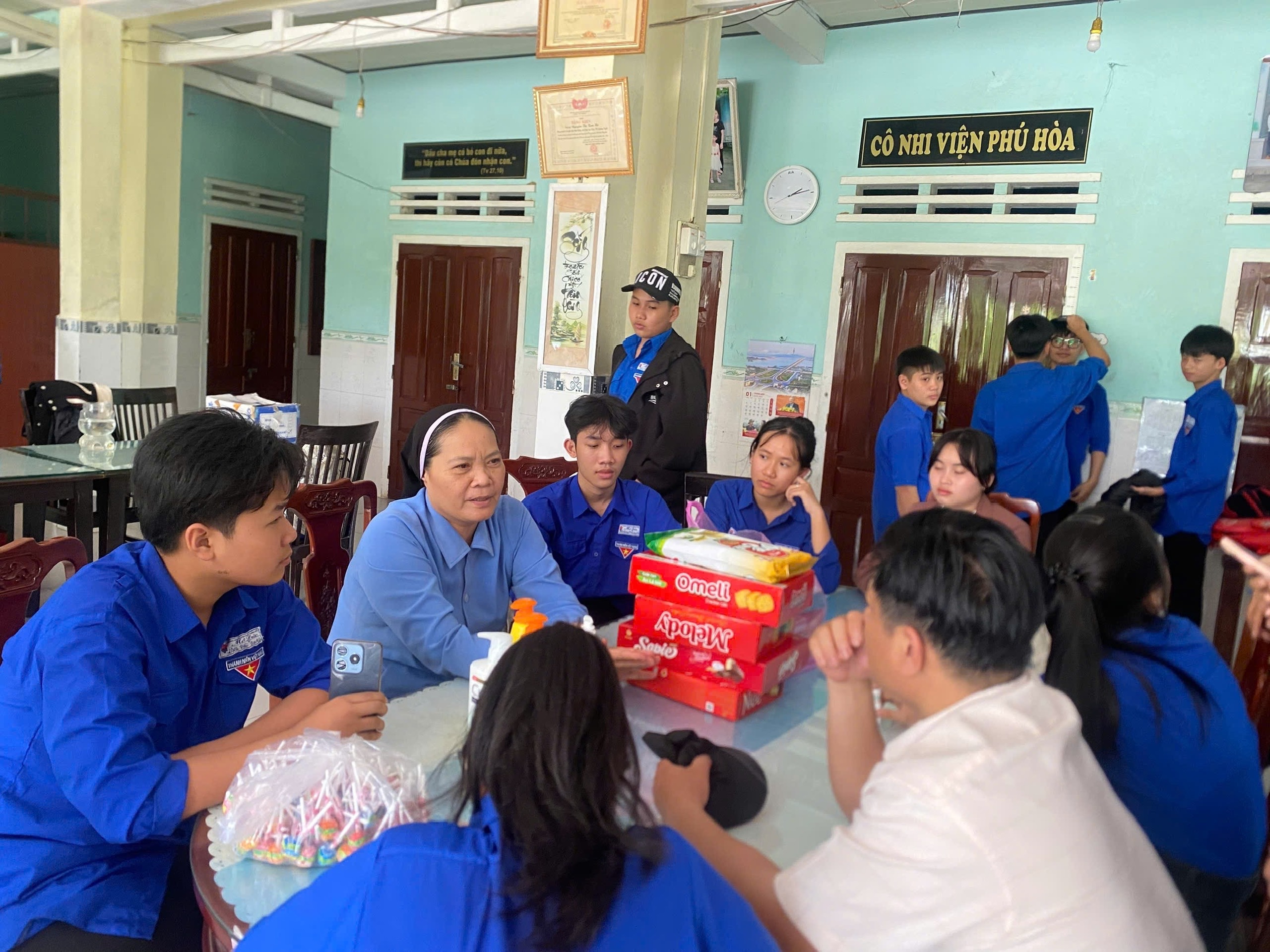 Phải làm sao khi trẻ không kiềm chế cảm xúc, nóng nảy xa cách cha mẹ? - Ảnh 2.
