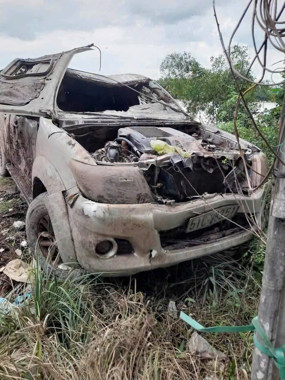 Vụ xe bán tải dưới kênh chứa bộ xương người: Xe chở 3 người đi thu công nợ, tiền cất trong cặp đen - Ảnh 3.