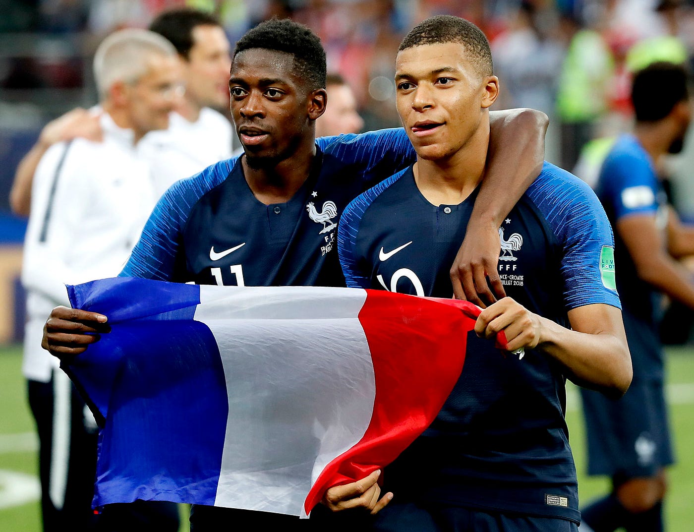 Mbappe (phải) và Dembele trong màu áo tuyển Pháp - Ảnh: REUTERS