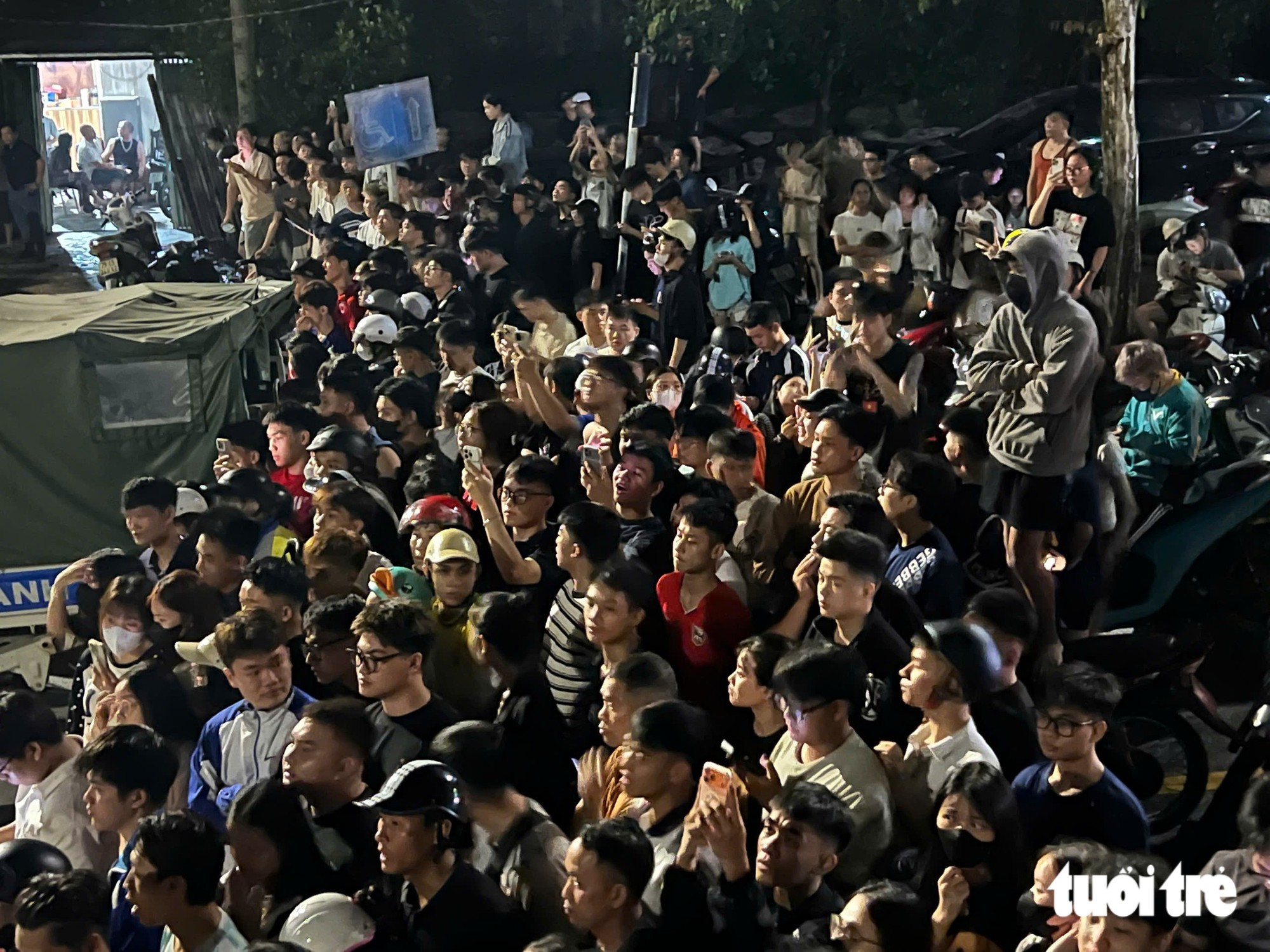 Thợ lặn, lực lượng chức năng xuyên đêm tìm nam sinh nghi mất tích khi đi qua điểm ngập ở Hà Nội - Ảnh 6.