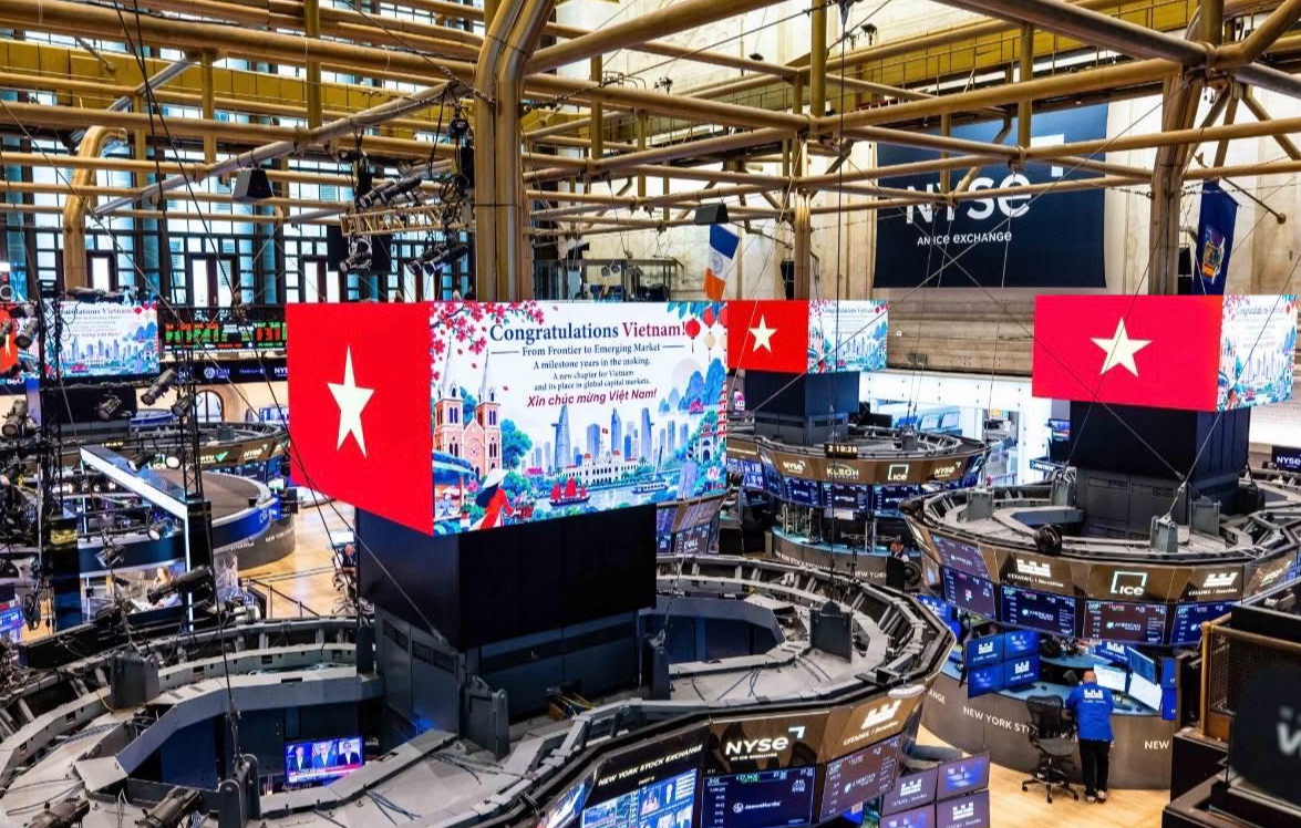 Cờ Việt Nam xuất hiện nổi bật trên bảng điện tử Sở Giao dịch Chứng khoán New York - Ảnh 1.