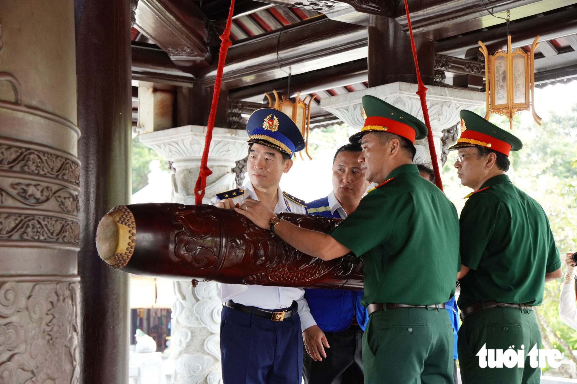 Lãnh đạo TP.HCM cùng các đơn vị quốc phòng dâng hương các Anh hùng liệt sĩ tại đặc khu Côn Đảo - Ảnh 4.
