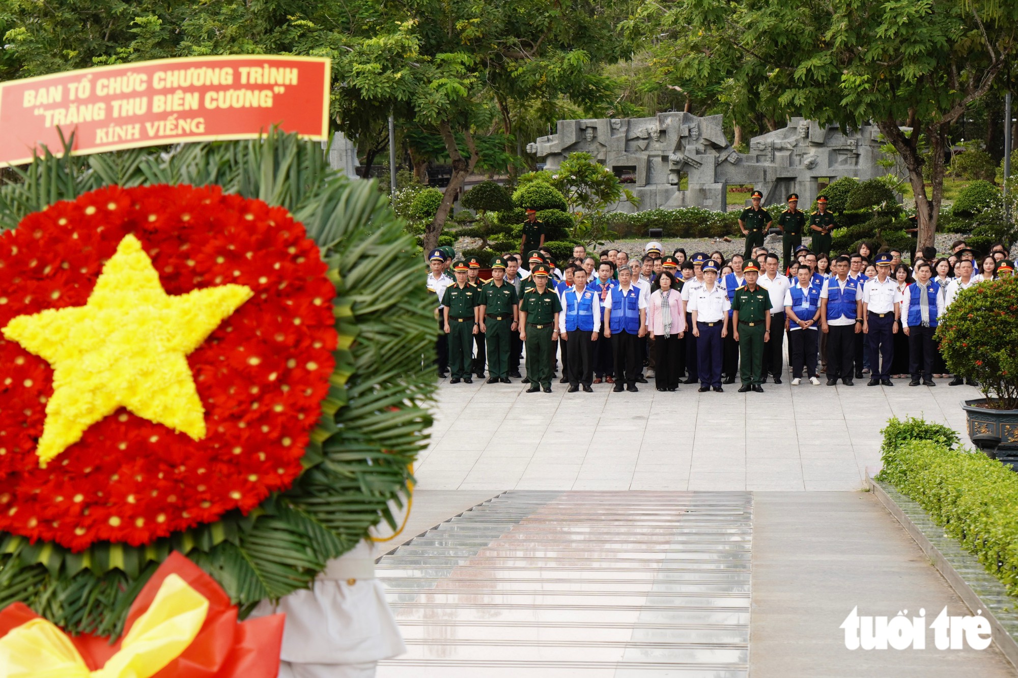 Lãnh đạo TP.HCM cùng các đơn vị quốc phòng dâng hương các Anh hùng liệt sĩ tại đặc khu Côn Đảo - Ảnh 2.