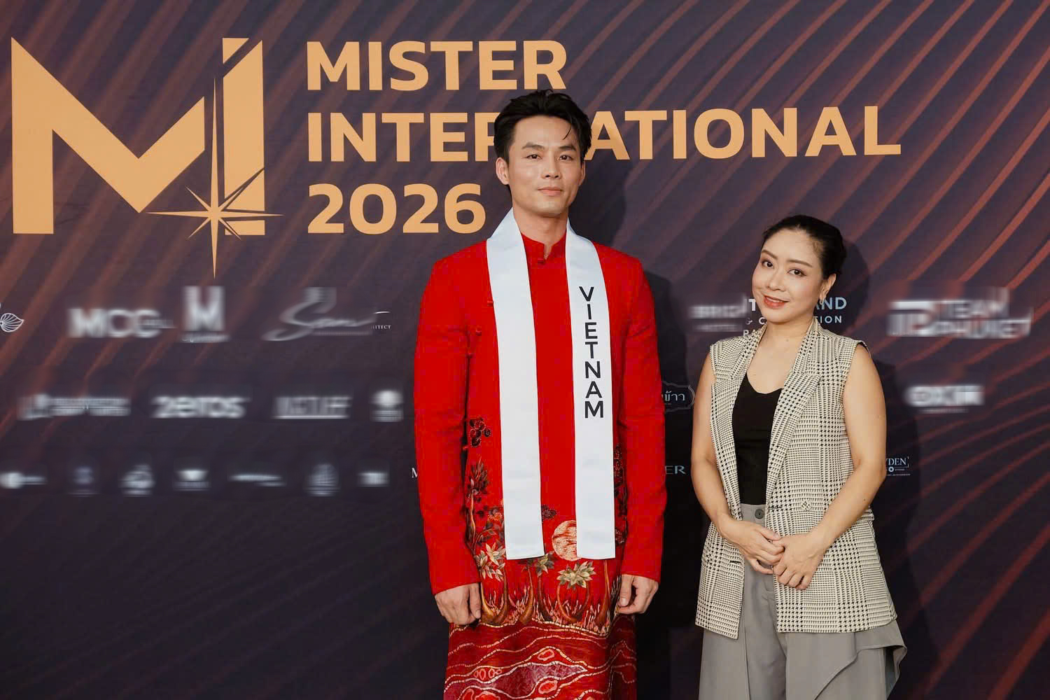 Vũ Linh mang chuyện miền Tây qua kẹo dừa, bánh tráng ra Mister International 2026 - Ảnh 7.