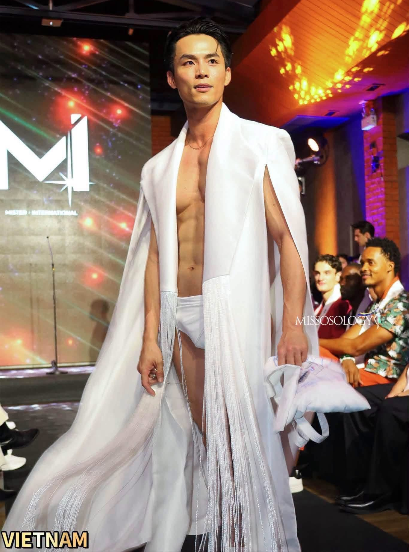 Vũ Linh mang chuyện miền Tây qua kẹo dừa, bánh tráng ra Mister International 2026 - Ảnh 9.
