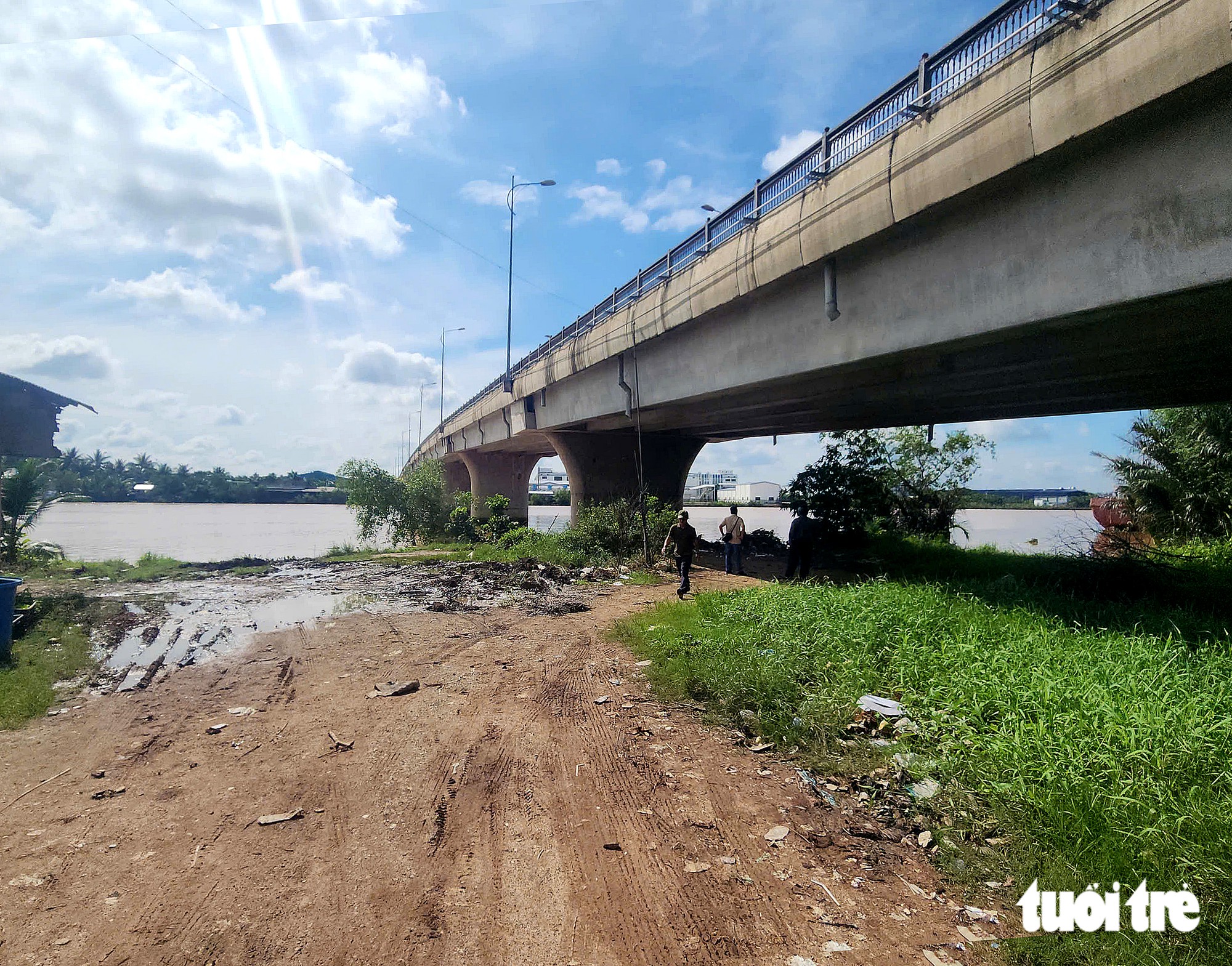 Vụ xe bán tải dưới kênh chứa bộ xương người: Xe chở 3 người đi thu công nợ, tiền cất trong cặp đen - Ảnh 2.