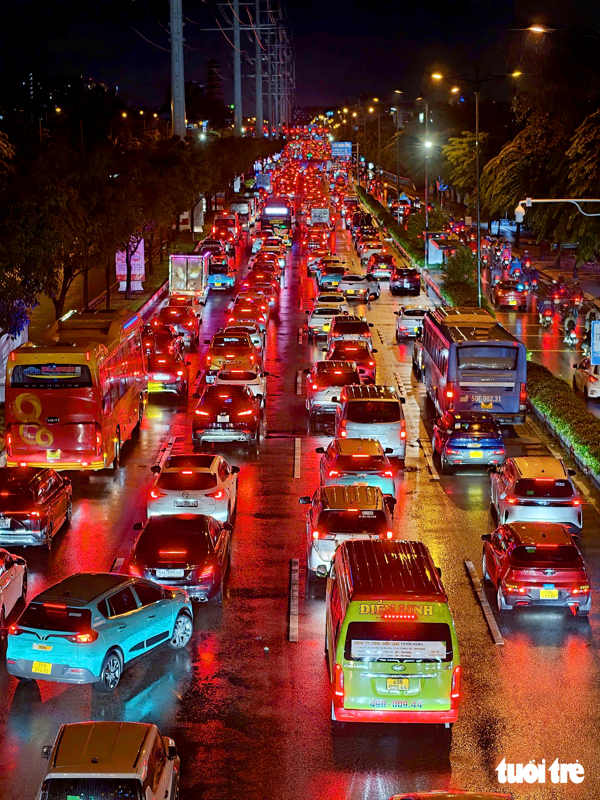 22h đêm, ngã tư Phạm Văn Đồng và Phan Văn Trị, TP.HCM vẫn kẹt xe không lối thoát - Ảnh 1.