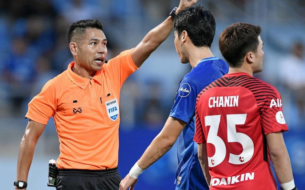 Sững sờ khoảnh khắc thợ lái xe lu Thái Lan cán người ngôi sao bóng đá Anh - Ảnh 1.