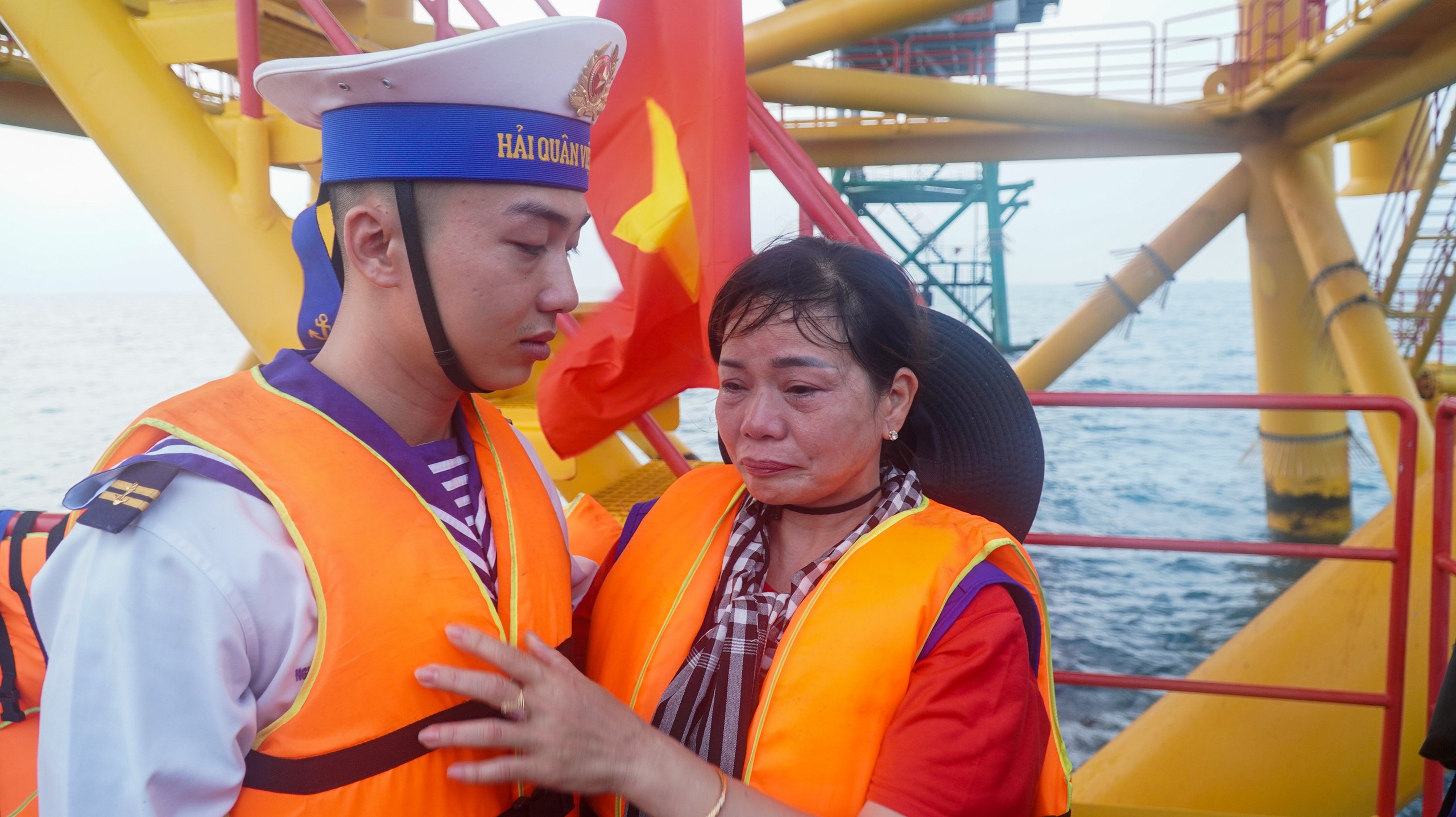 Xúc động hai phụ huynh vượt biển khơi thăm con ở nhà giàn DK1/10 - Ảnh 1.