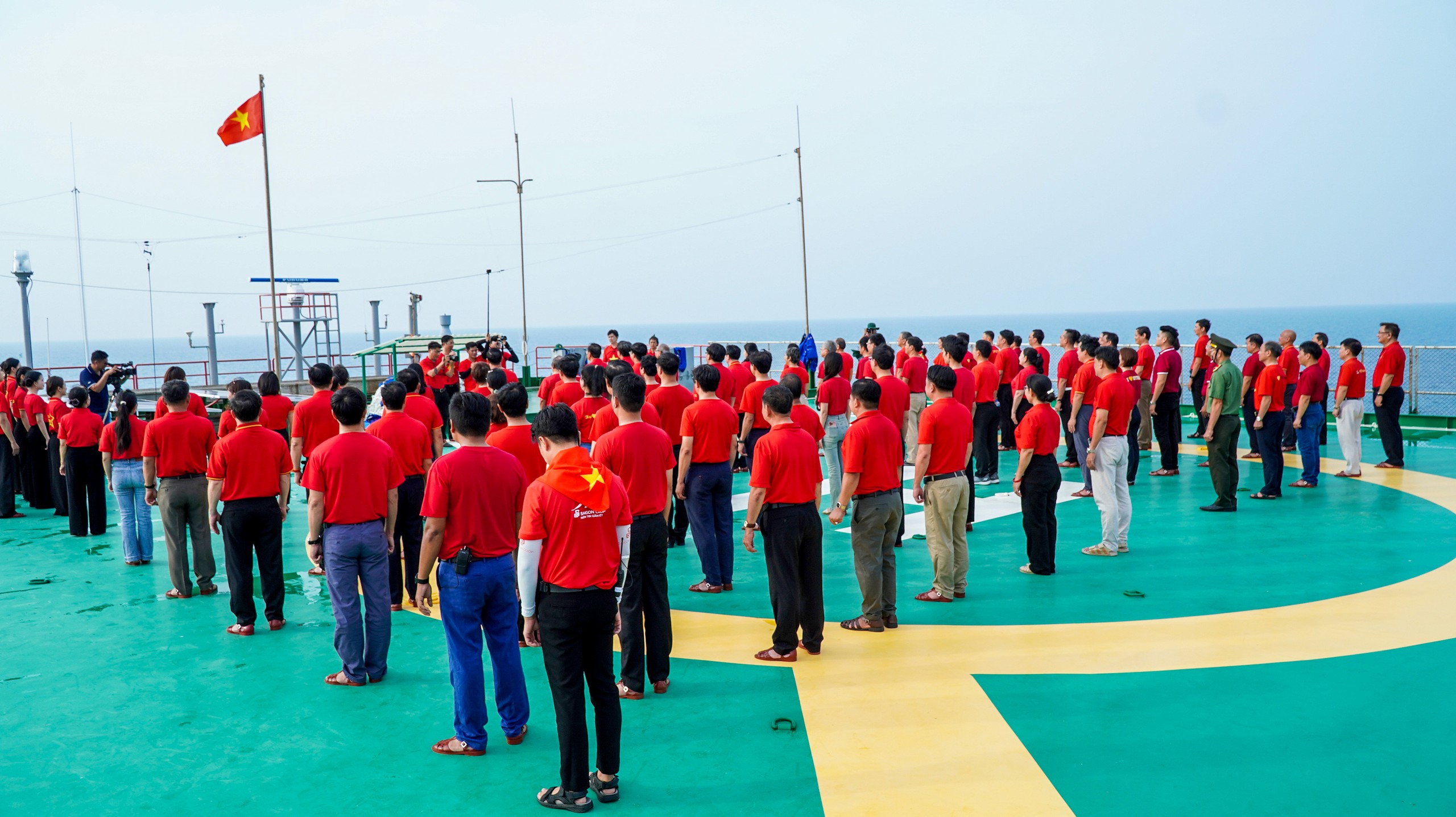 Hơn 7 tỉ đồng đoàn đại biểu TP.HCM đã trao cho các cán bộ và chiến sĩ các đảo vùng biển Tây Nam và nhà giàn DK1/10 - Ảnh 4.