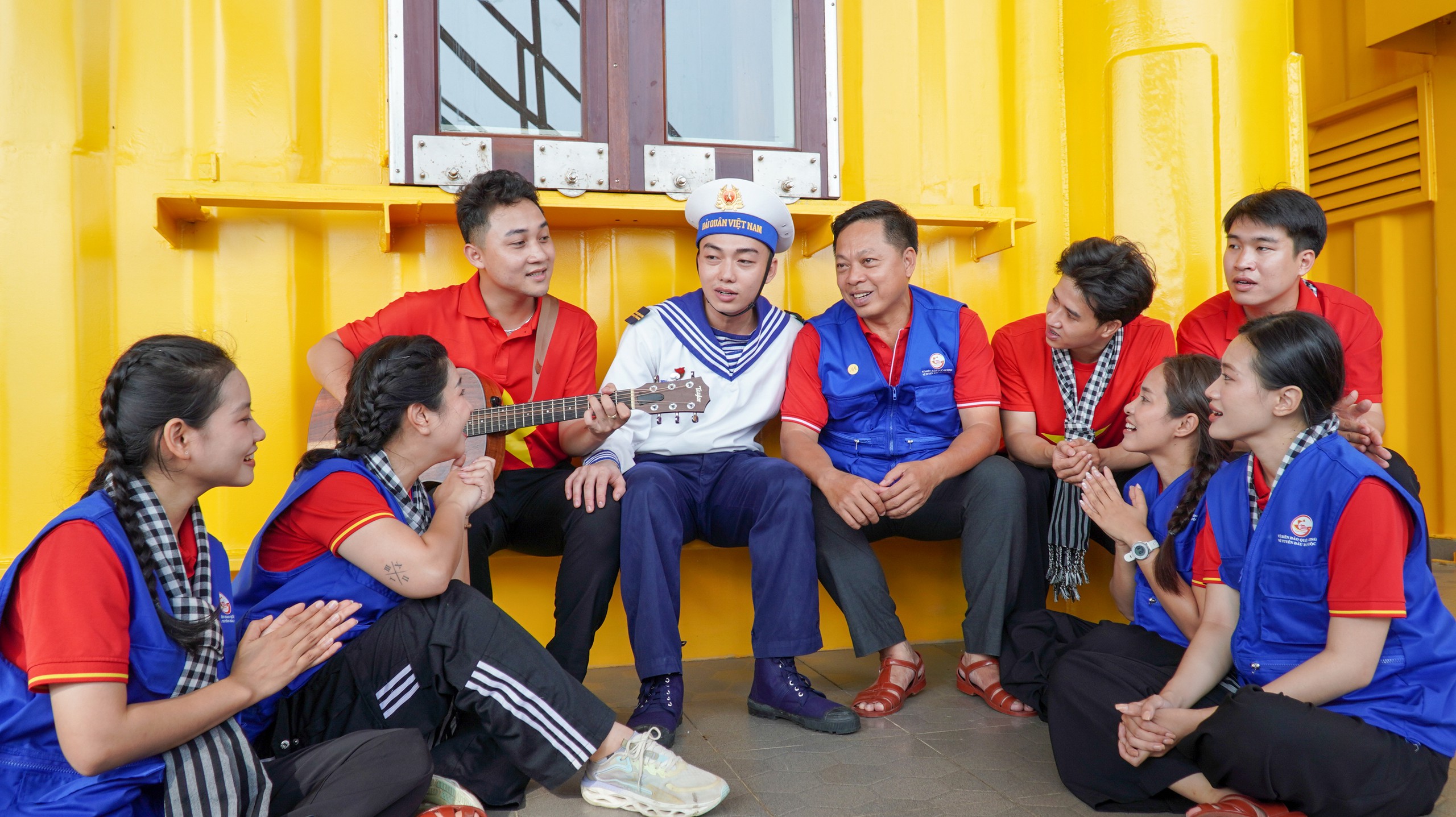 Hơn 7 tỉ đồng đoàn đại biểu TP.HCM đã trao cho các cán bộ và chiến sĩ các đảo vùng biển Tây Nam và nhà giàn DK1/10 - Ảnh 1.
