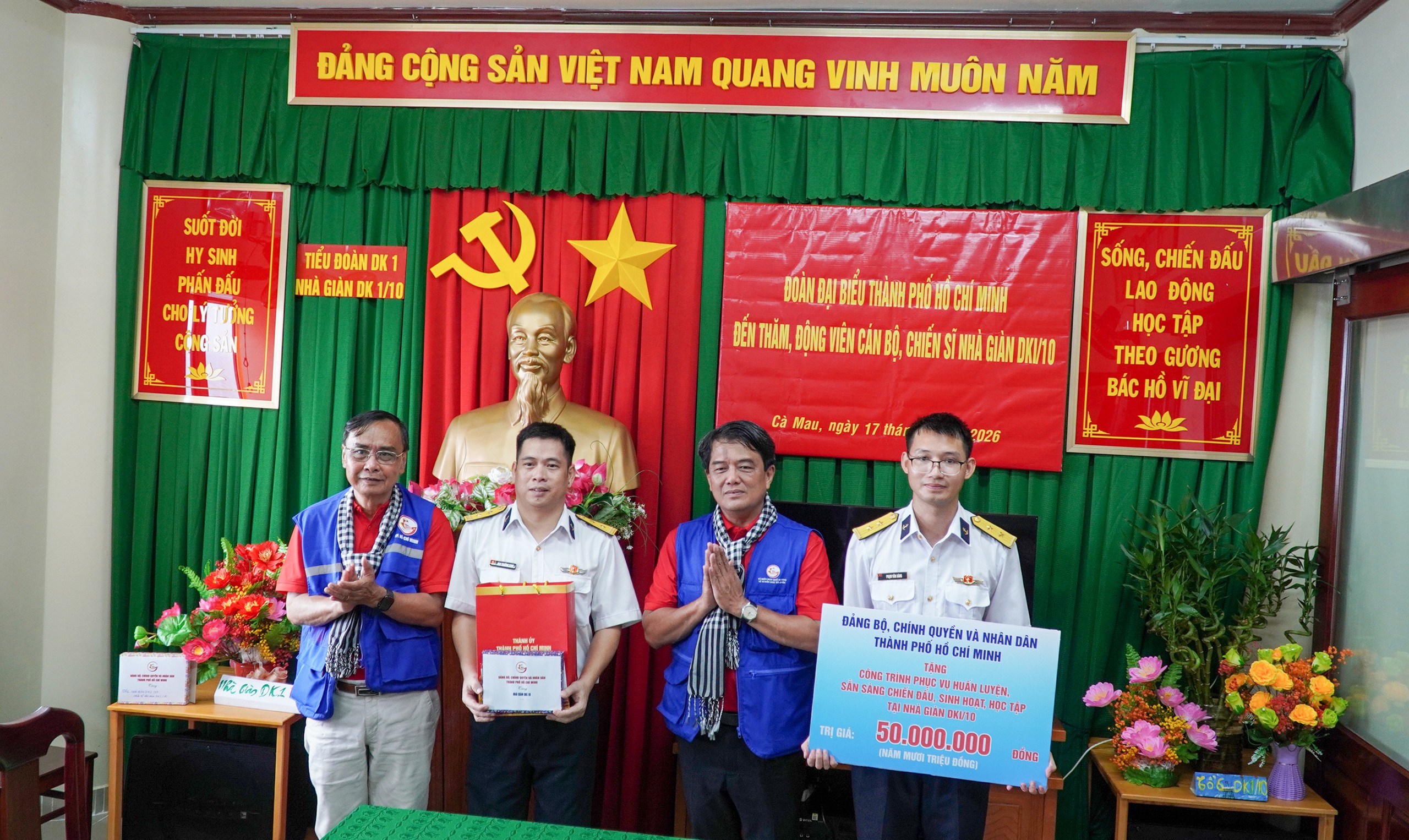 Hơn 7 tỉ đồng đoàn đại biểu TP.HCM đã trao cho các cán bộ và chiến sĩ các đảo vùng biển Tây Nam và nhà giàn DK1/10 - Ảnh 3.
