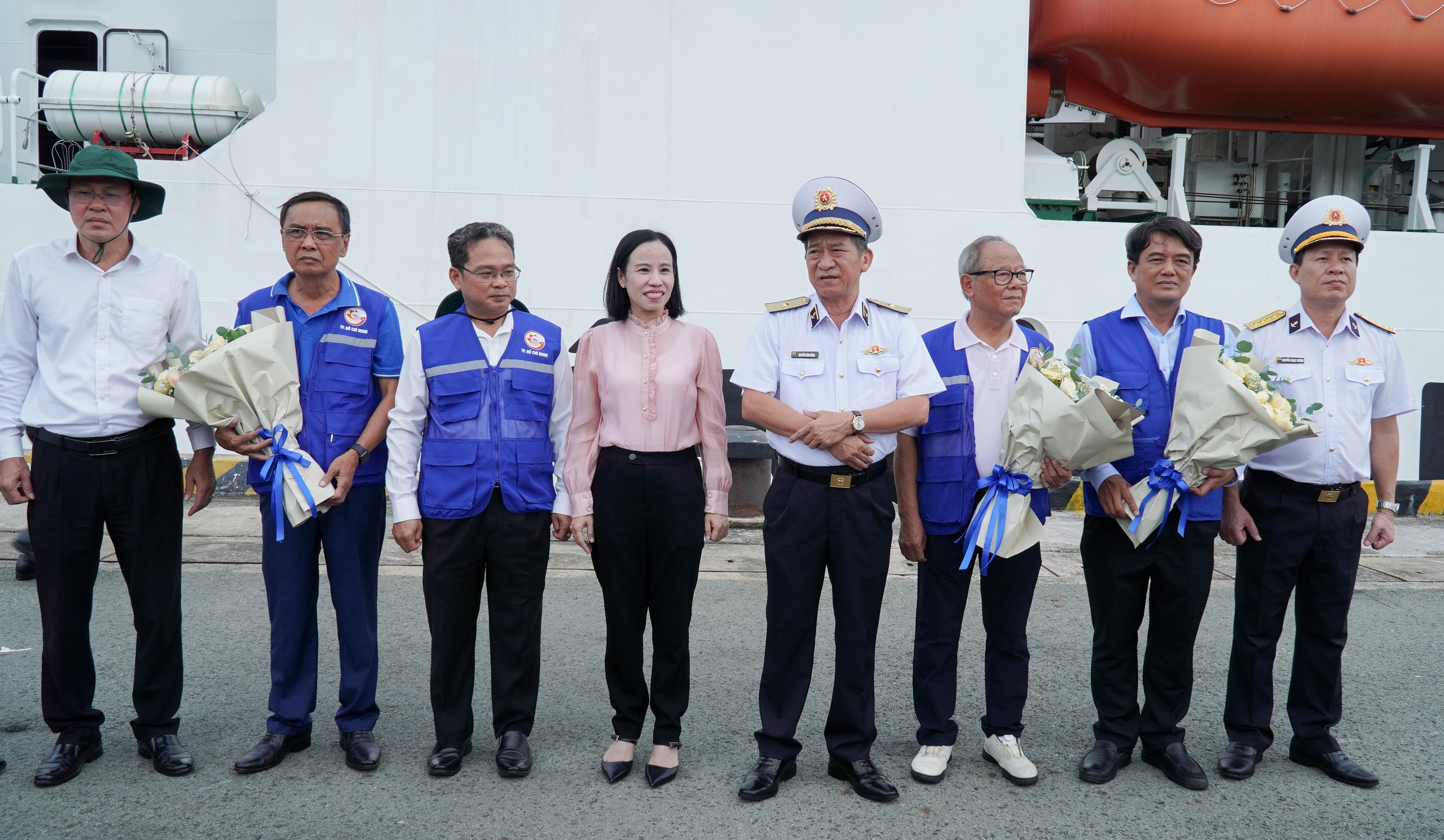 Hơn 7 tỉ đồng đoàn đại biểu TP.HCM đã trao cho các cán bộ và chiến sĩ các đảo vùng biển Tây Nam và nhà giàn DK1/10 - Ảnh 2.