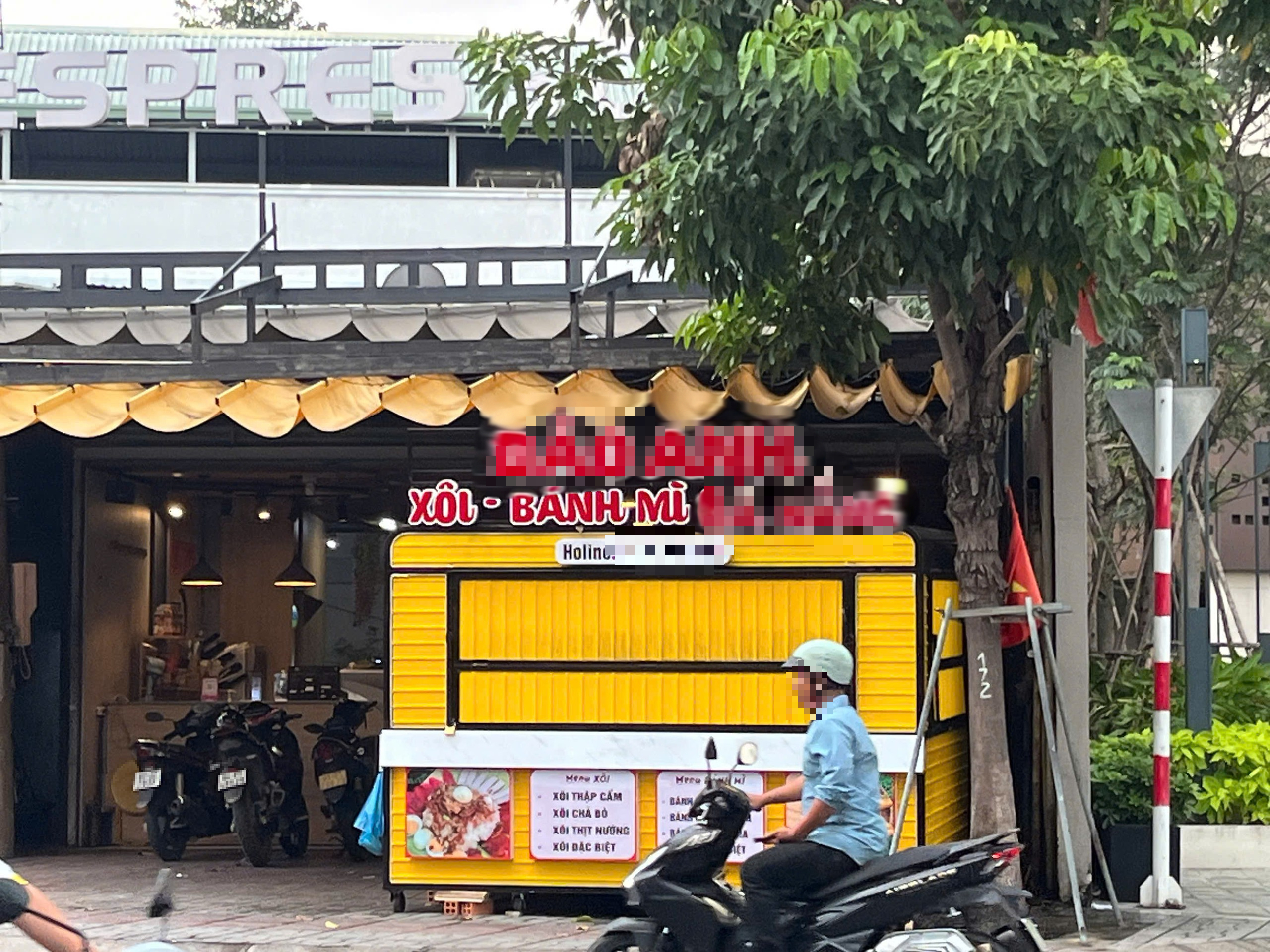 Khoảng 20 người nhập viện sau khi ăn bánh mì tại Lái Thiêu, TP.HCM - Ảnh 1.