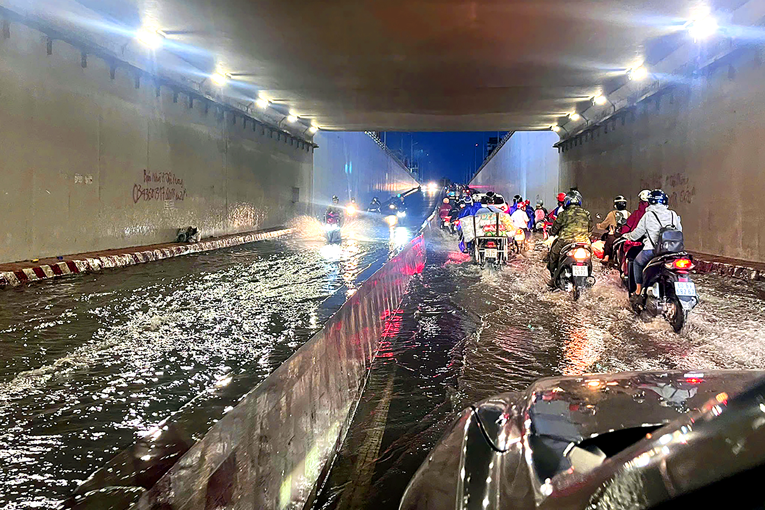 Mưa lớn ở Đồng Nai, hầm chui Tân Phong và nhiều tuyến đường ngập - Ảnh 3.