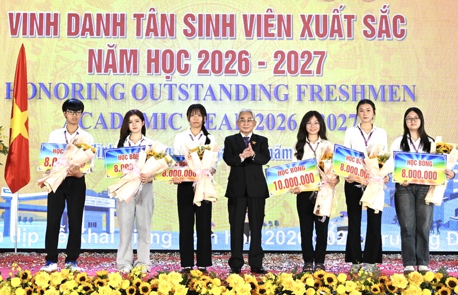 Trường đại học Cửu Long khai giảng năm học, khen thưởng và tặng học bổng hơn 9 tỉ đồng cho tân sinh viên - Ảnh 4.