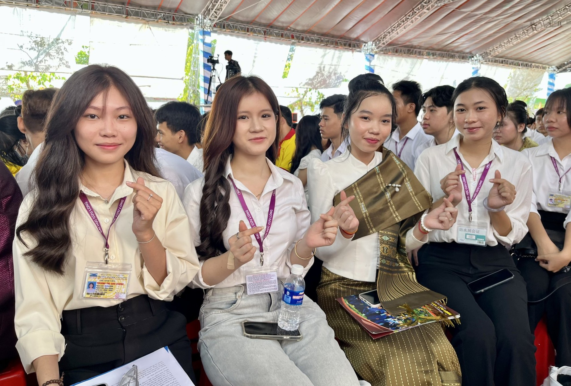 Trường đại học Cửu Long khai giảng năm học, khen thưởng và tặng học bổng hơn 9 tỉ đồng cho tân sinh viên - Ảnh 1.