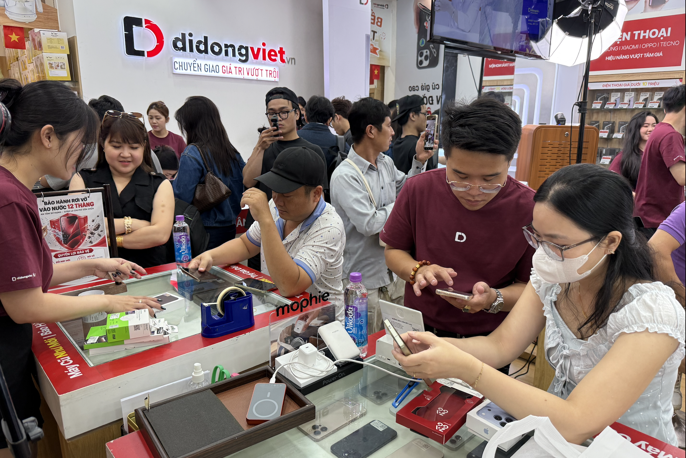 Thị trường công nghệ Việt bùng nổ ngày đầu mở bán iPhone 18 - Ảnh 4.
