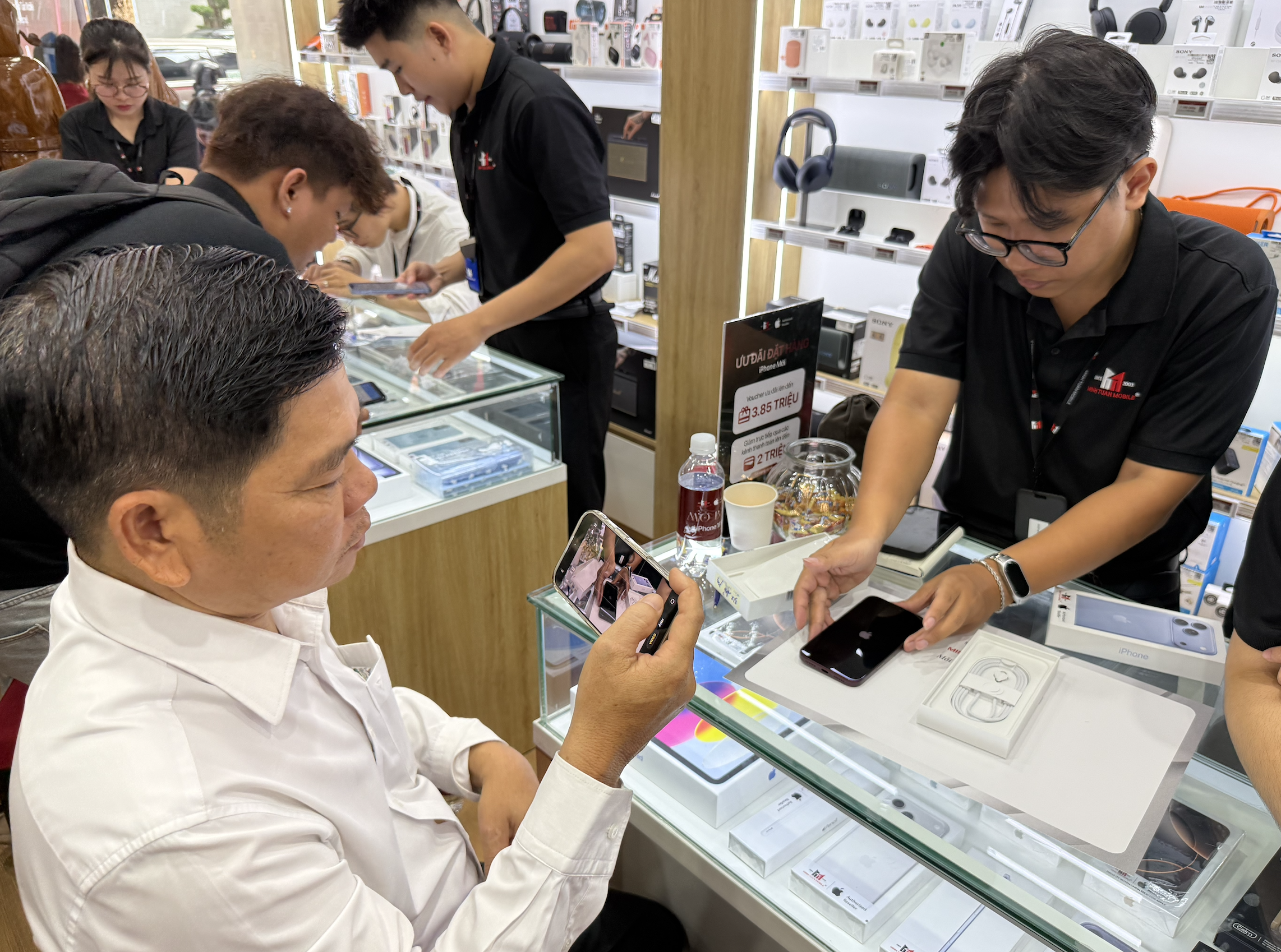 Thị trường công nghệ Việt bùng nổ ngày đầu mở bán iPhone 18 - Ảnh 5.
