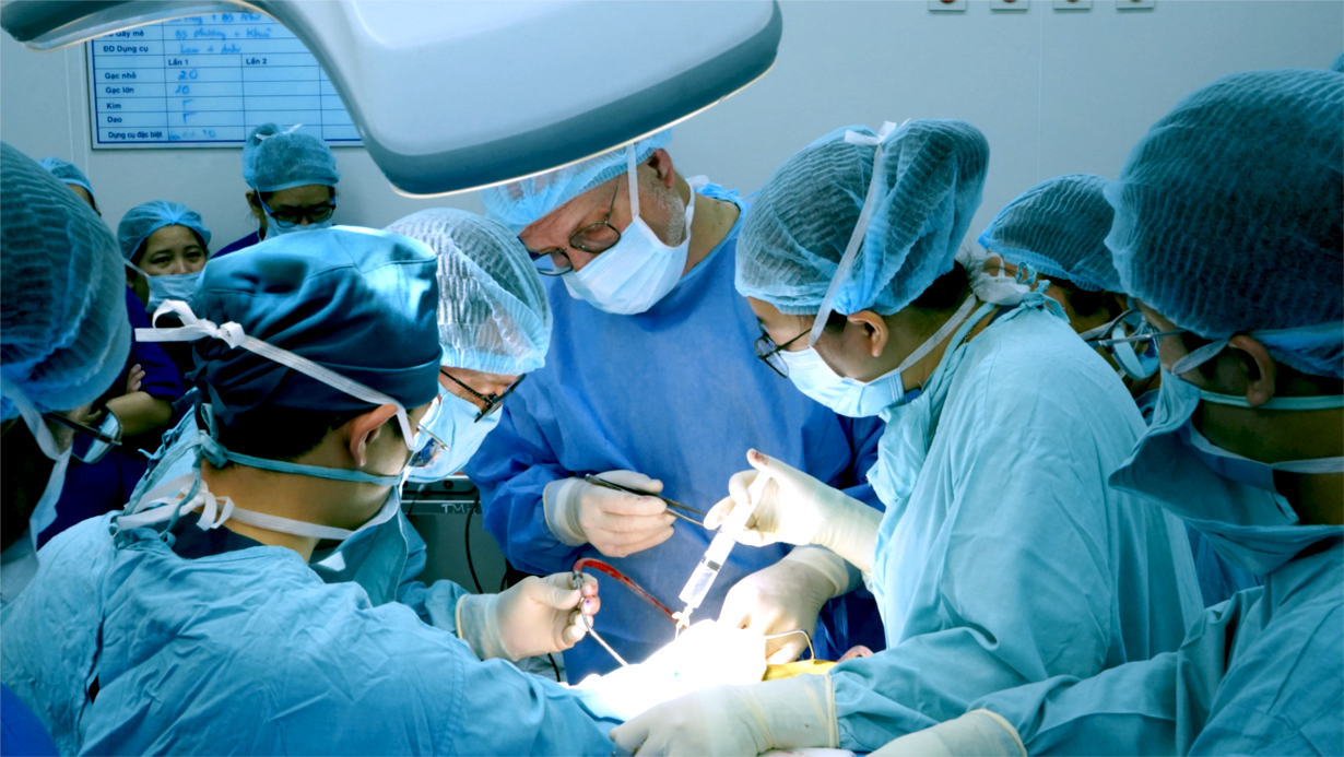 Hai trẻ điếc bẩm sinh phức tạp được mở cánh cửa âm thanh nhờ kỹ thuật lần đầu thực hiện tại Việt Nam - Ảnh 2.