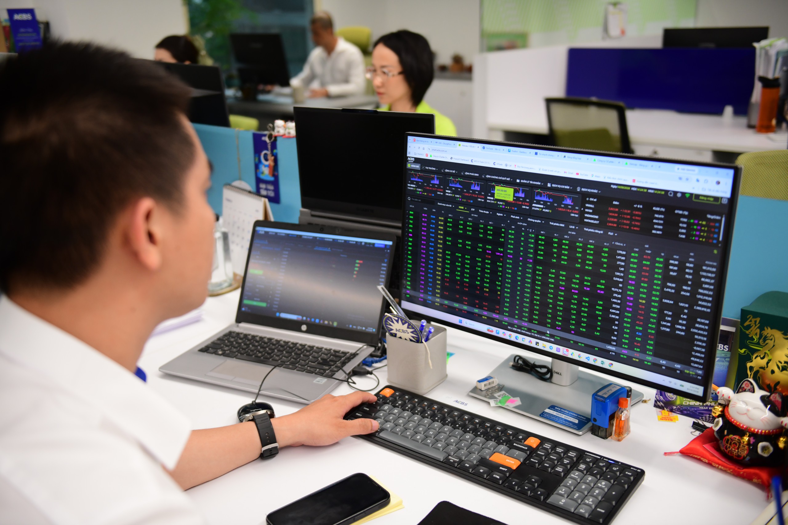 VN-Index giảm bất ngờ trong 15 phút cuối phiên 18-9 - Ảnh 1.