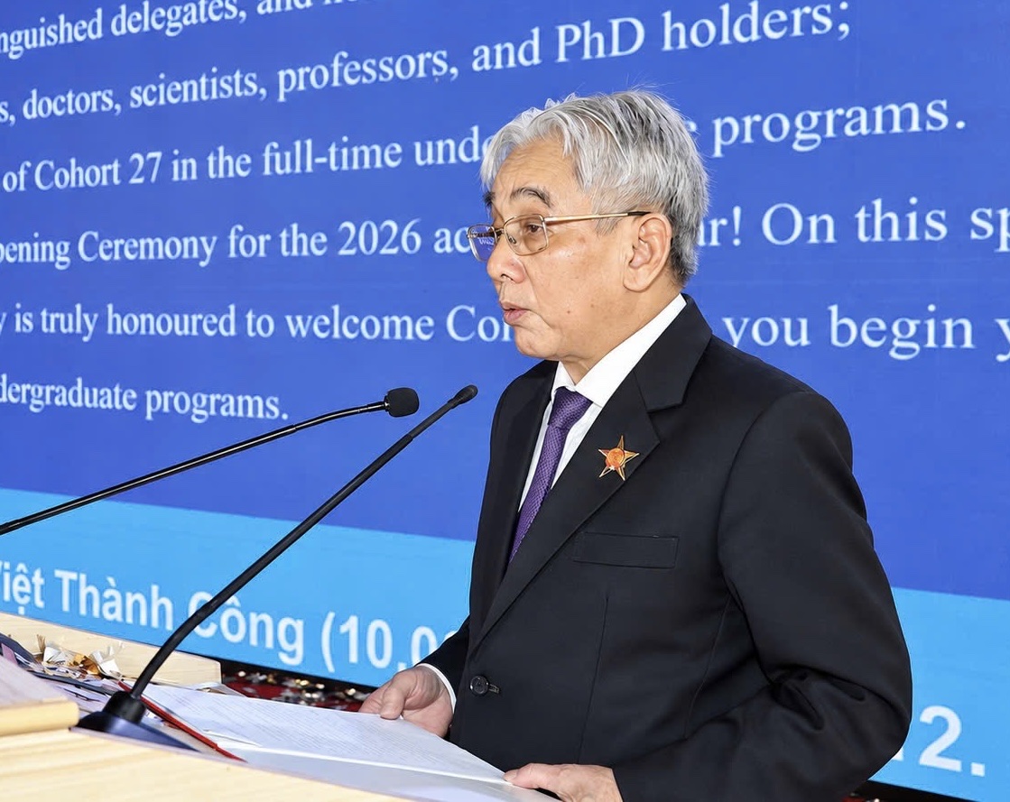 Trường đại học Cửu Long khai giảng năm học, khen thưởng và tặng học bổng hơn 9 tỉ đồng cho tân sinh viên - Ảnh 2.