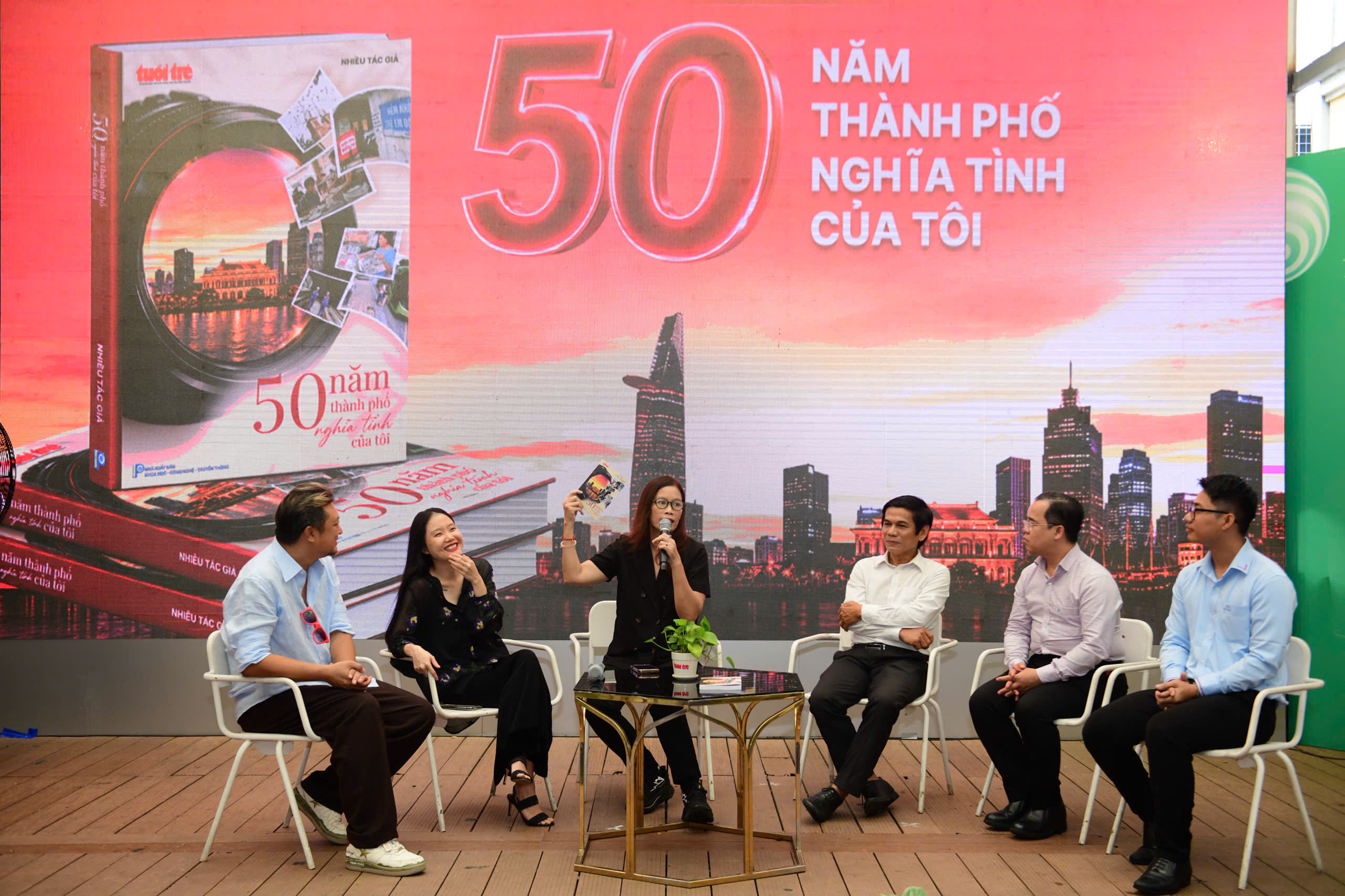Trao giải và ra mắt sách 50 năm thành phố nghĩa tình của tôi: Câu chuyện ấy vẫn đang tiếp diễn - Ảnh 8.