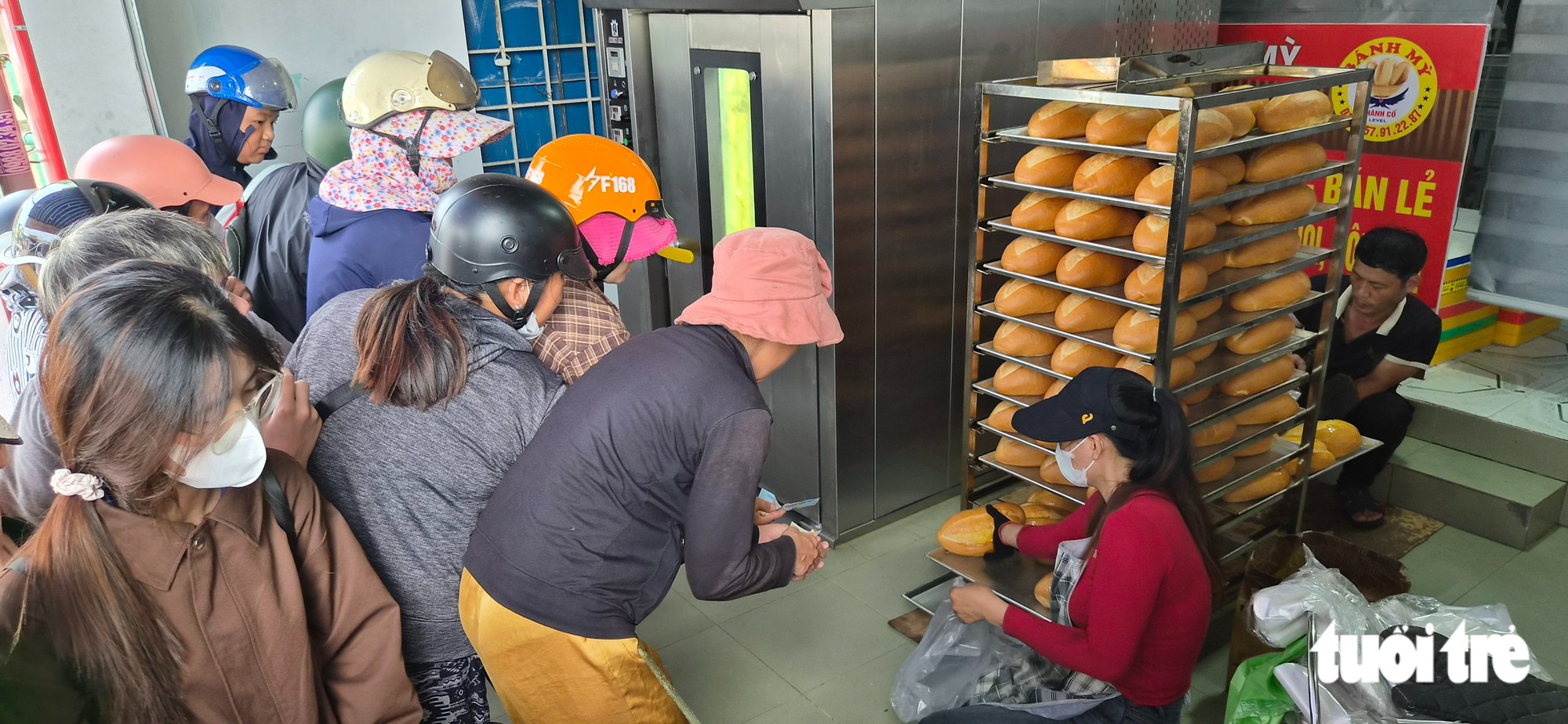 Độc lạ bánh mì Thành Cổ to bằng bắp chân, mỗi người chỉ được mua 3 ổ - Ảnh 3.