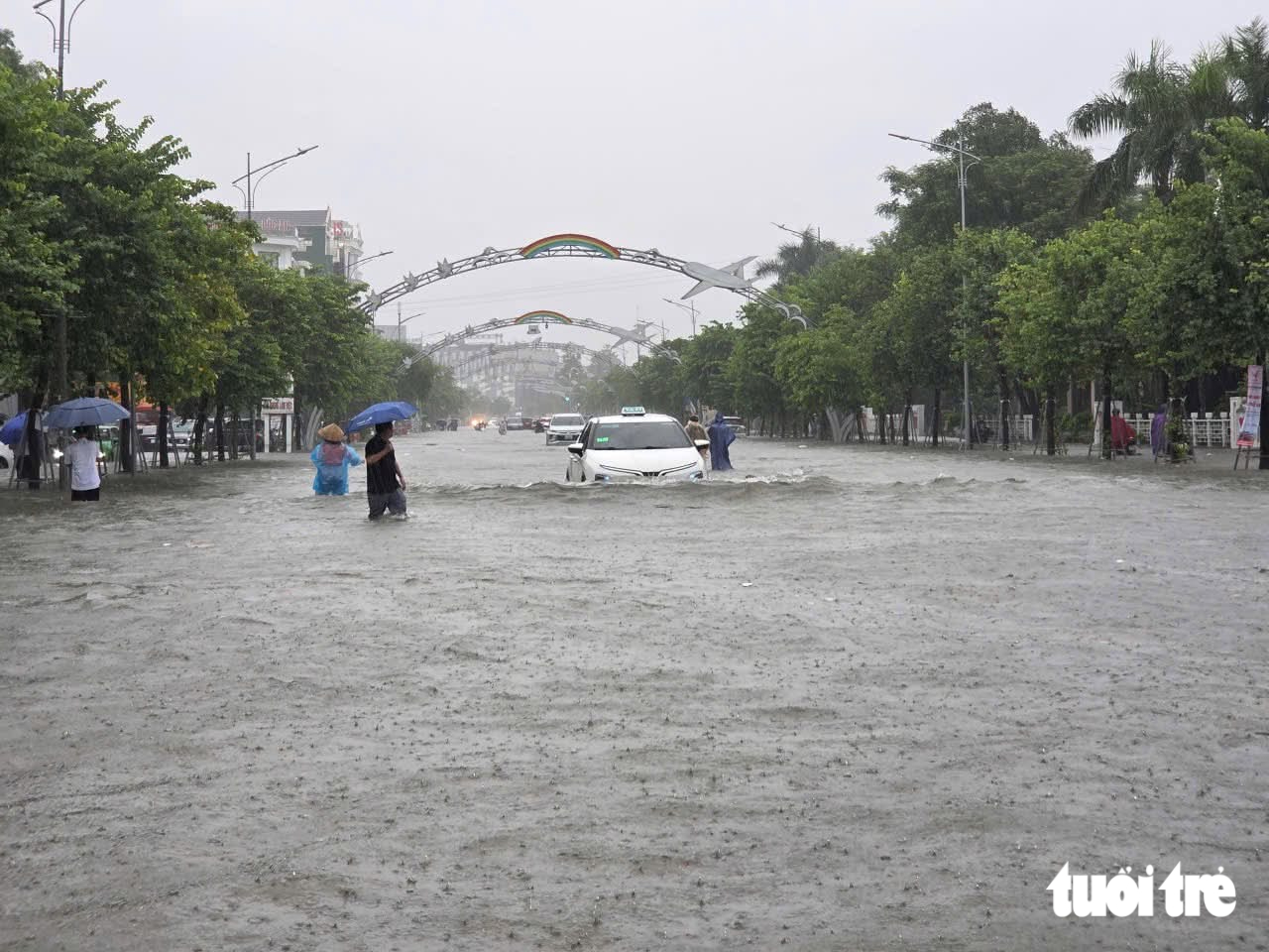 Mưa lớn, trung tâm Vinh ngập hơn nửa mét, hàng loạt ô tô chết máy phải gọi cứu hộ - Ảnh 1.